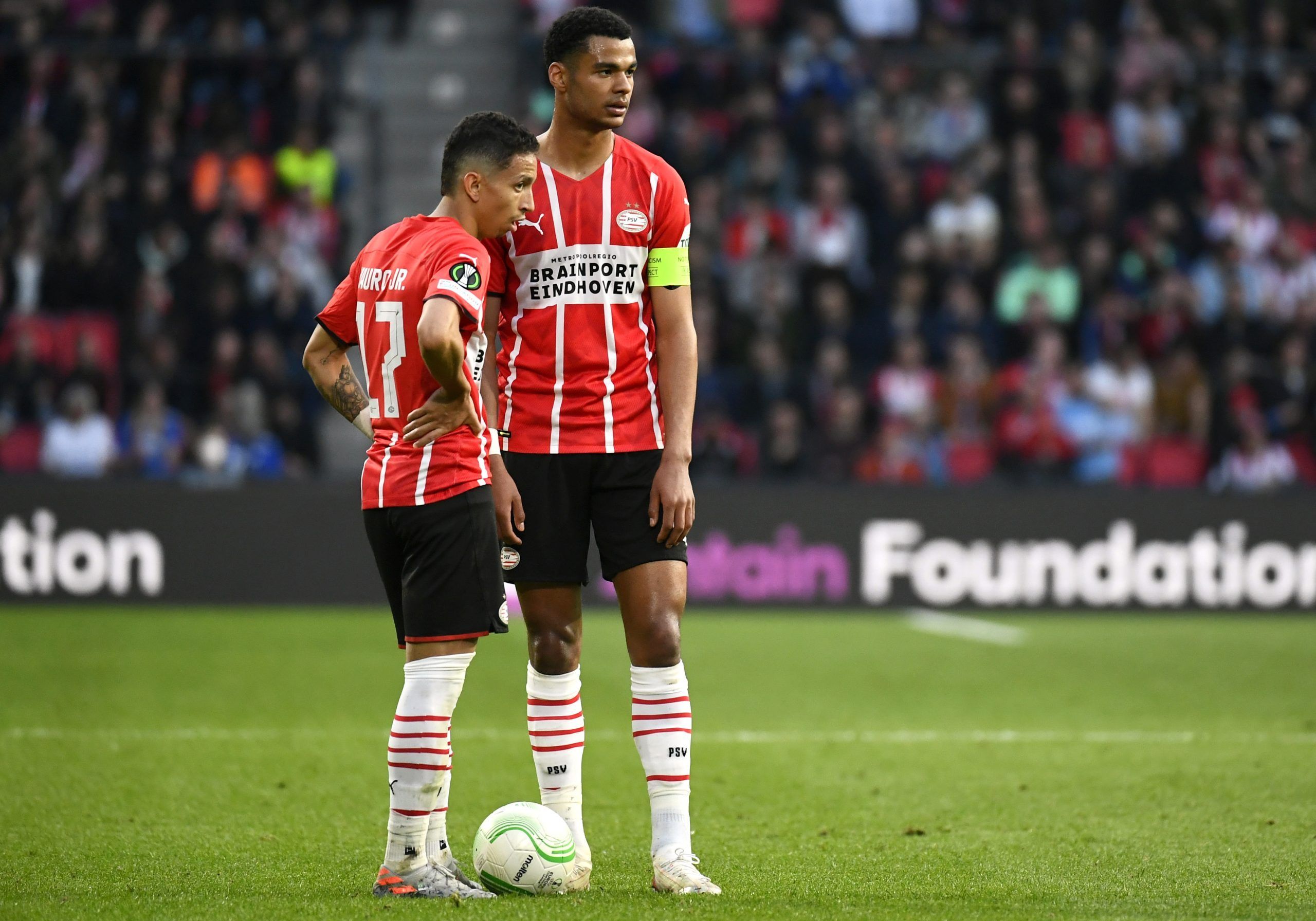 PSV Eindhoven's Cody Gakpo and Mauro Junior prepare to take a free kick vs Leicester City