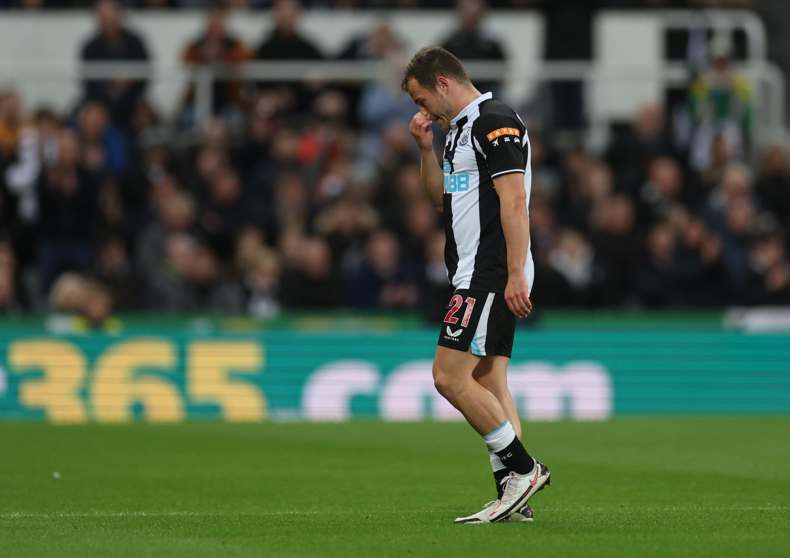 Soccer Football - Premier League - Newcastle United v Wolverhampton Wanderers - St James' Park, Newcastle, Britain - April 8, 2022  Newcastle United's Ryan Fraser walks off the pitch dejected after sustaining an injury Action Images via Reuters/Lee Smith EDITORIAL USE ONLY. No use with unauthorized audio, video, data, fixture lists, club/league logos or 'live' services. Online in-match use limited to 75 images, no video emulation. No use in betting, games or single club /league/player publicatio