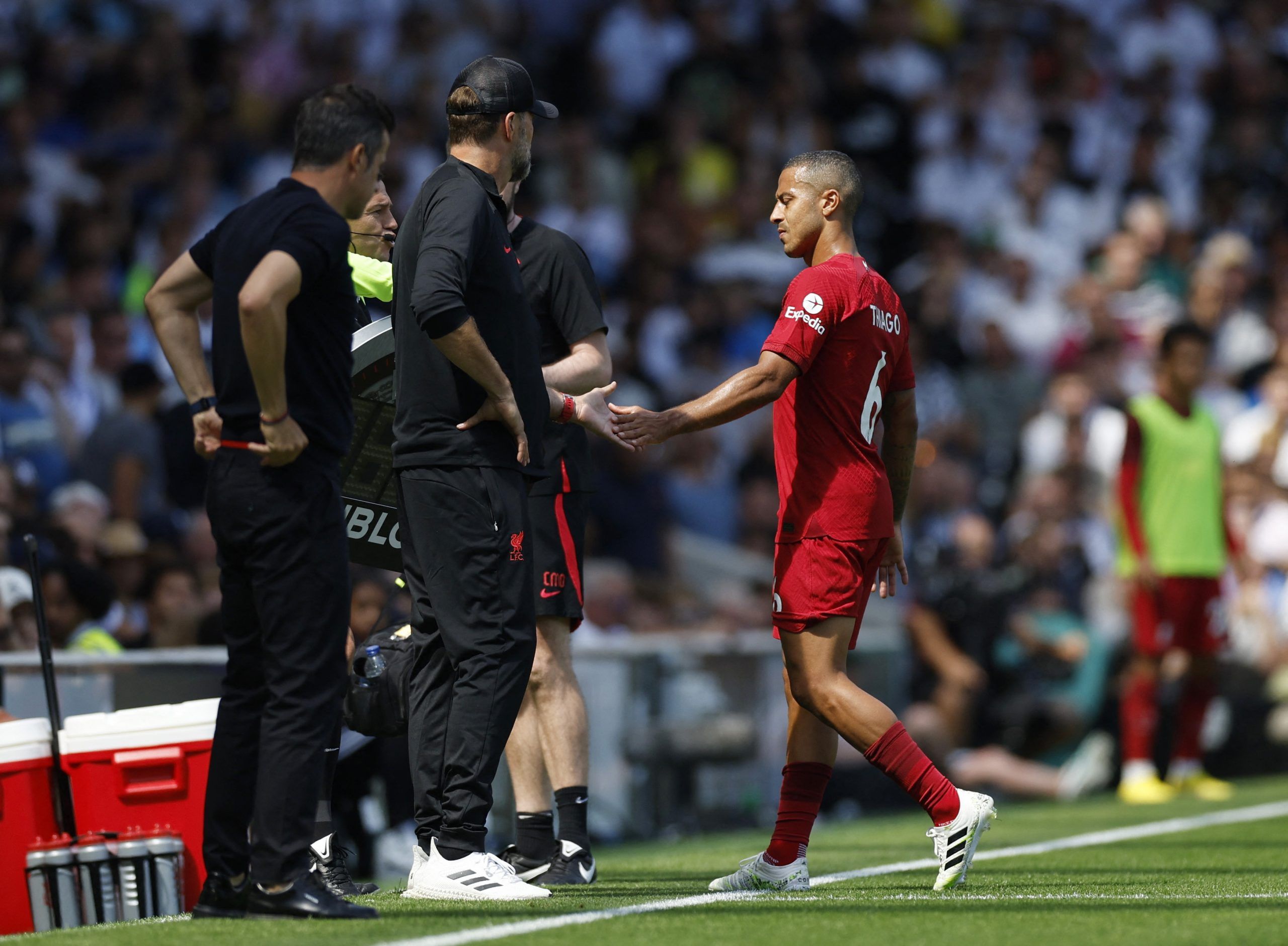 Soccer Football - Premier League - Fulham v Liverpool - Craven Cottage, London, Britain - August 6, 2022 Liverpool's Thiago Alcantara touches hands with manager Juergen Klopp as he is substituted off after sustaining an injury Action Images via Reuters/Peter Cziborra EDITORIAL USE ONLY. No use with unauthorized audio, video, data, fixture lists, club/league logos or 'live' services. Online in-match use limited to 75 images, no video emulation. No use in betting, games or single club /league/play