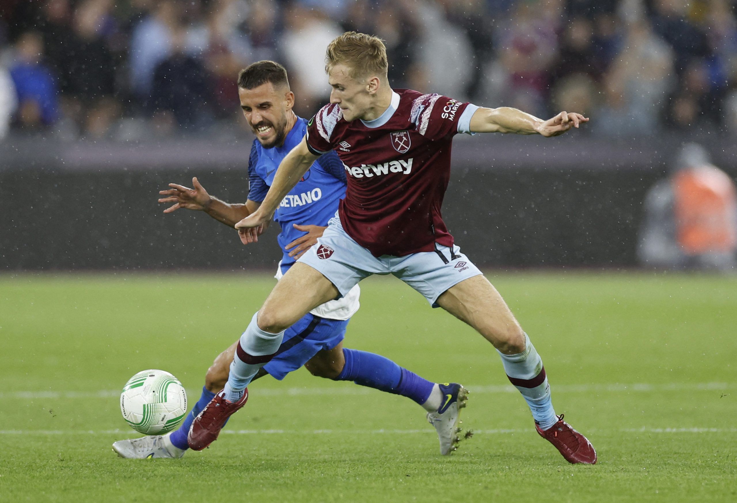 Soccer Football - Europa Conference League - Group B - West Ham United v FCSB - London Stadium, London, Britain - September 8, 2022 West Ham United's Flynn Downes in action with FCSB's Razvan Oaida Action Images via Reuters/Peter Cziborra