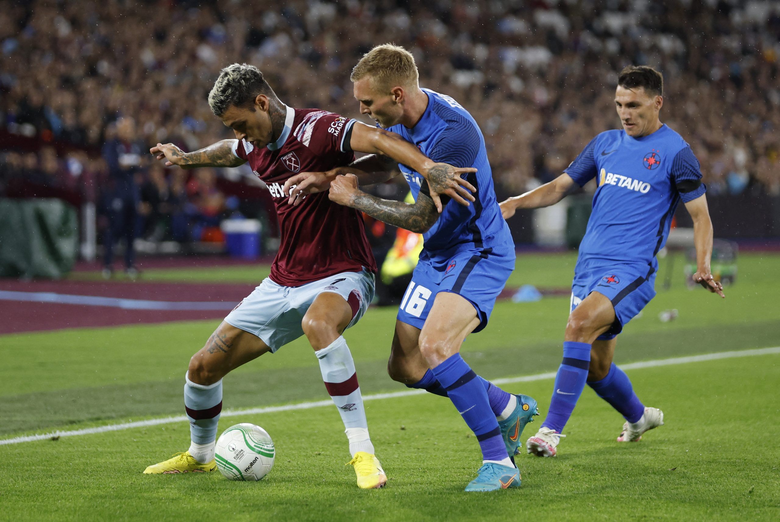 Soccer Football - Europa Conference League - Group B - West Ham United v FCSB - London Stadium, London, Britain - September 8, 2022 West Ham United's Gianluca Scamacca in action with FCSB's Joonas Tamm and Risto Radunovic Action Images via Reuters/Peter Cziborra