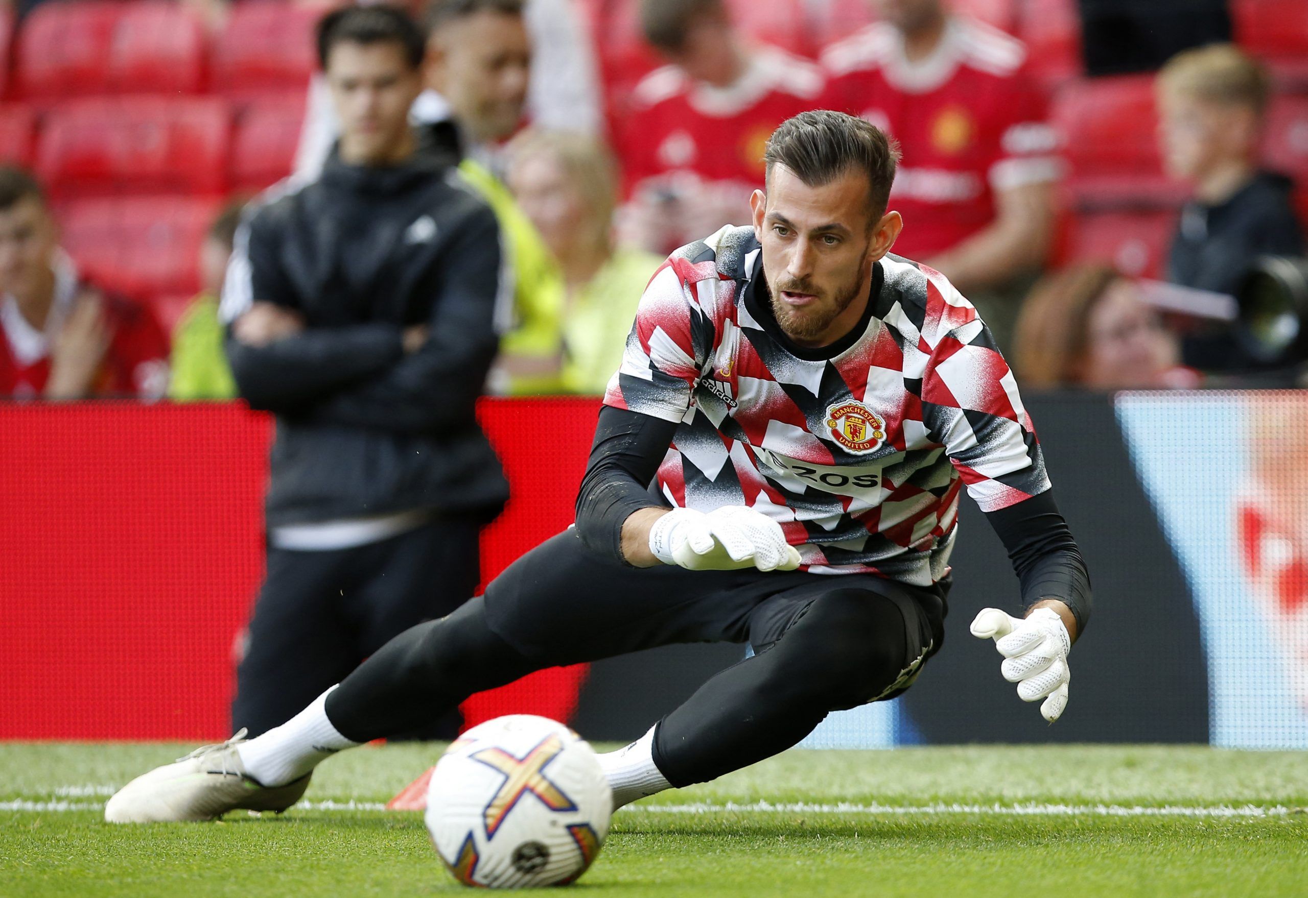 Soccer Football - Premier League - Manchester United v Arsenal - Old Trafford, Manchester, Britain - September 4, 2022 Manchester United's Martin Dubravka during the warm up before the match REUTERS/Craig Brough EDITORIAL USE ONLY. No use with unauthorized audio, video, data, fixture lists, club/league logos or 'live' services. Online in-match use limited to 75 images, no video emulation. No use in betting, games or single club /league/player publications.  Please contact your account representa