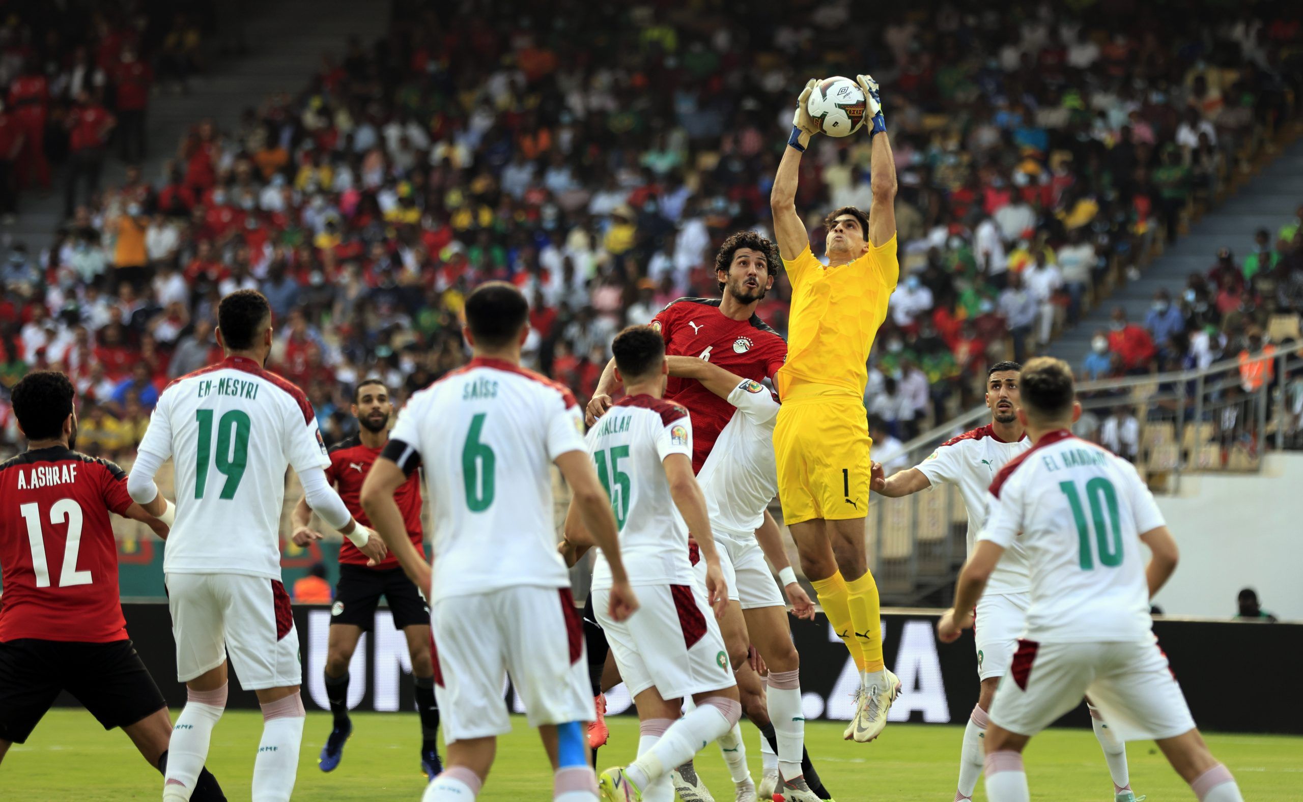 Soccer Football - Africa Cup of Nations -  Quarter Final - Egypt v Morocco -  Ahmadou Ahidjo Stadium, Yaounde, Cameroon - January 30, 2022 Egypt's Ahmed Hegazi in action with Morocco's Yassine Bounou REUTERS/Thaier Al-Sudani