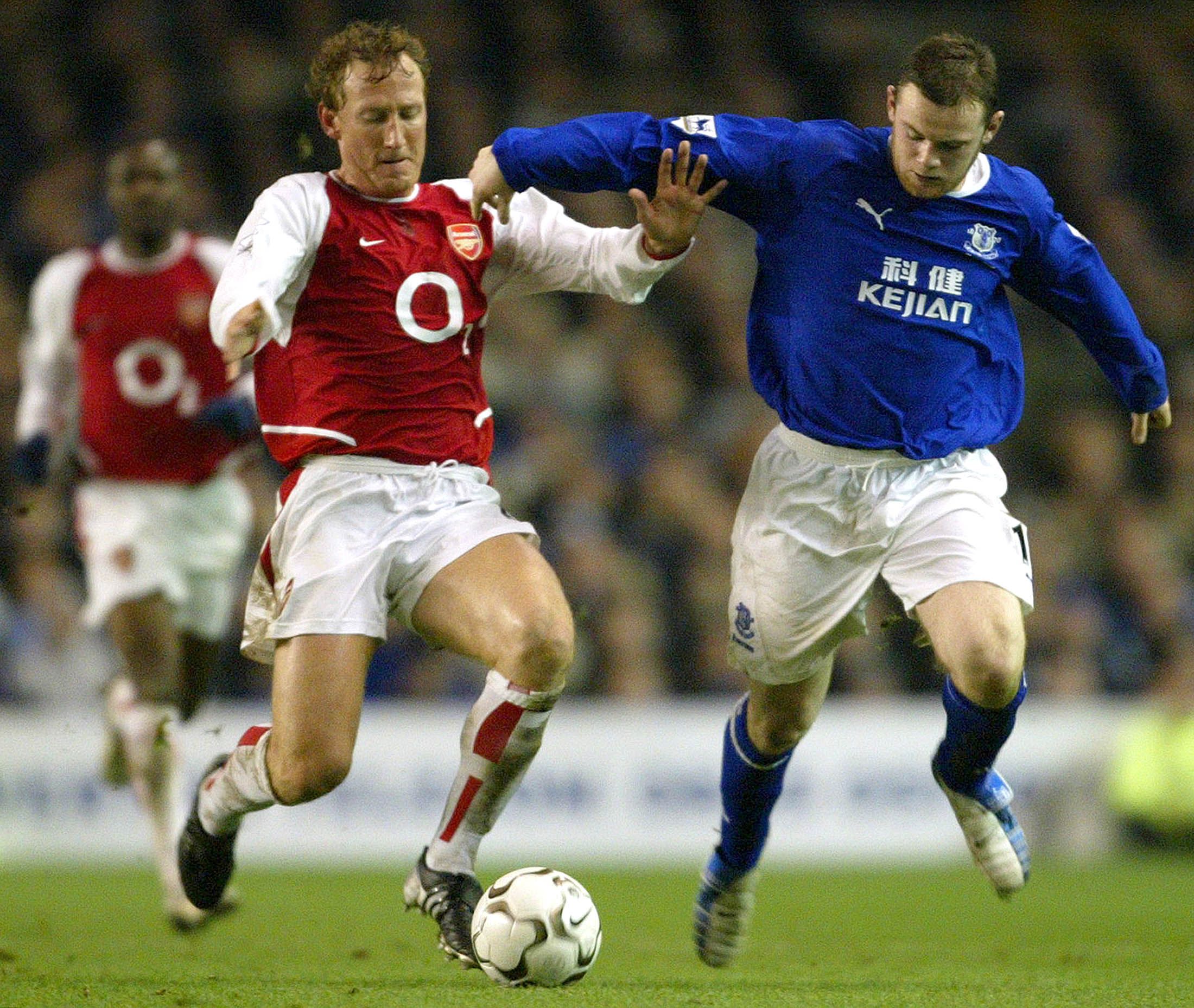 ARSENAL'S PARLOUR BATTLES WITH EVERTON'S ROONEY DURING THEIR ENGLISH PREMIER LEAGUE SOCCER MATCH AT GOODISON PARK.  Arsenal's Ray Parlour (L) battles with Everton's Wayne Rooney (R) during their English premier league soccer match at Goodison Park, January 7, 2004. The match ended 1-1. NO INTERNET/ONLINE USAGE WITHOUT FAPL LICENCE, FOR DETAILS SEE WWW.FAPLWEB.COM REUTERS/Darren Staples