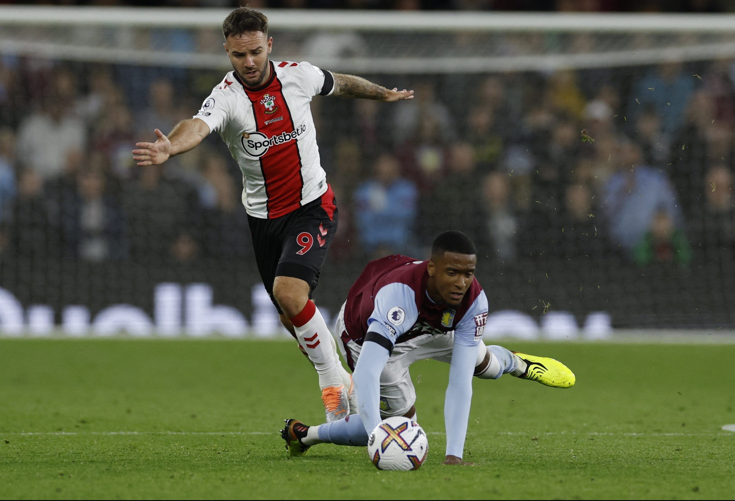 Soccer Football - Premier League - Aston Villa v Southampton - Villa Park, Birmingham, Britain - September 16, 2022  Southampton's Adam Armstrong in action with Aston Villa's Ezri Konsa Action Images via Reuters/Jason Cairnduff EDITORIAL USE ONLY. No use with unauthorized audio, video, data, fixture lists, club/league logos or 'live' services. Online in-match use limited to 75 images, no video emulation. No use in betting, games or single club /league/player publications.  Please contact your ac