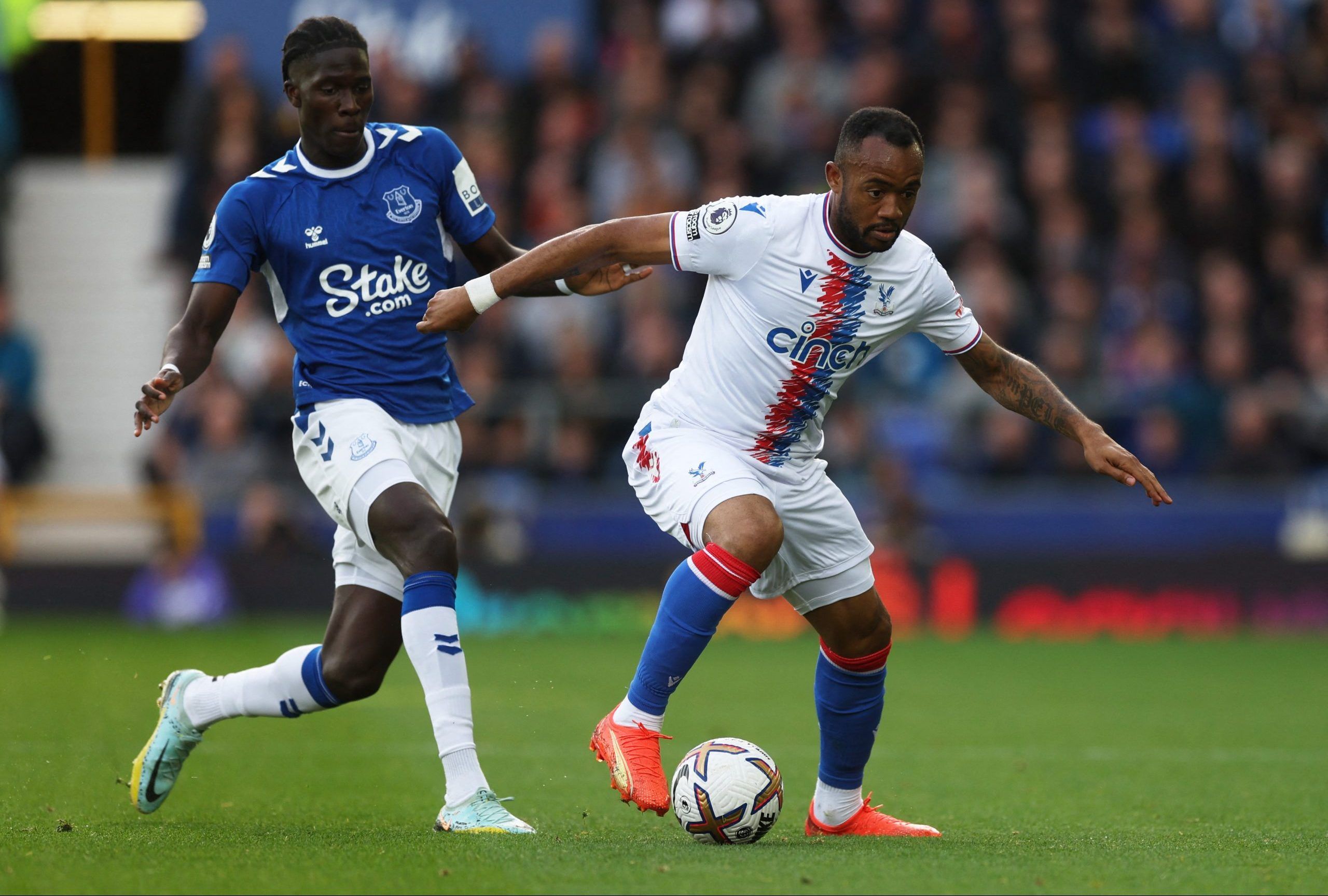 Soccer Football - Premier League - Everton v Crystal Palace - Goodison Park, Liverpool, Britain - October 22, 2022  Crystal Palace's Jordan Ayew in action with Everton's Amadou Onana Action Images via Reuters/Lee Smith EDITORIAL USE ONLY. No use with unauthorized audio, video, data, fixture lists, club/league logos or 'live' services. Online in-match use limited to 75 images, no video emulation. No use in betting, games or single club /league/player publications.  Please contact your account rep