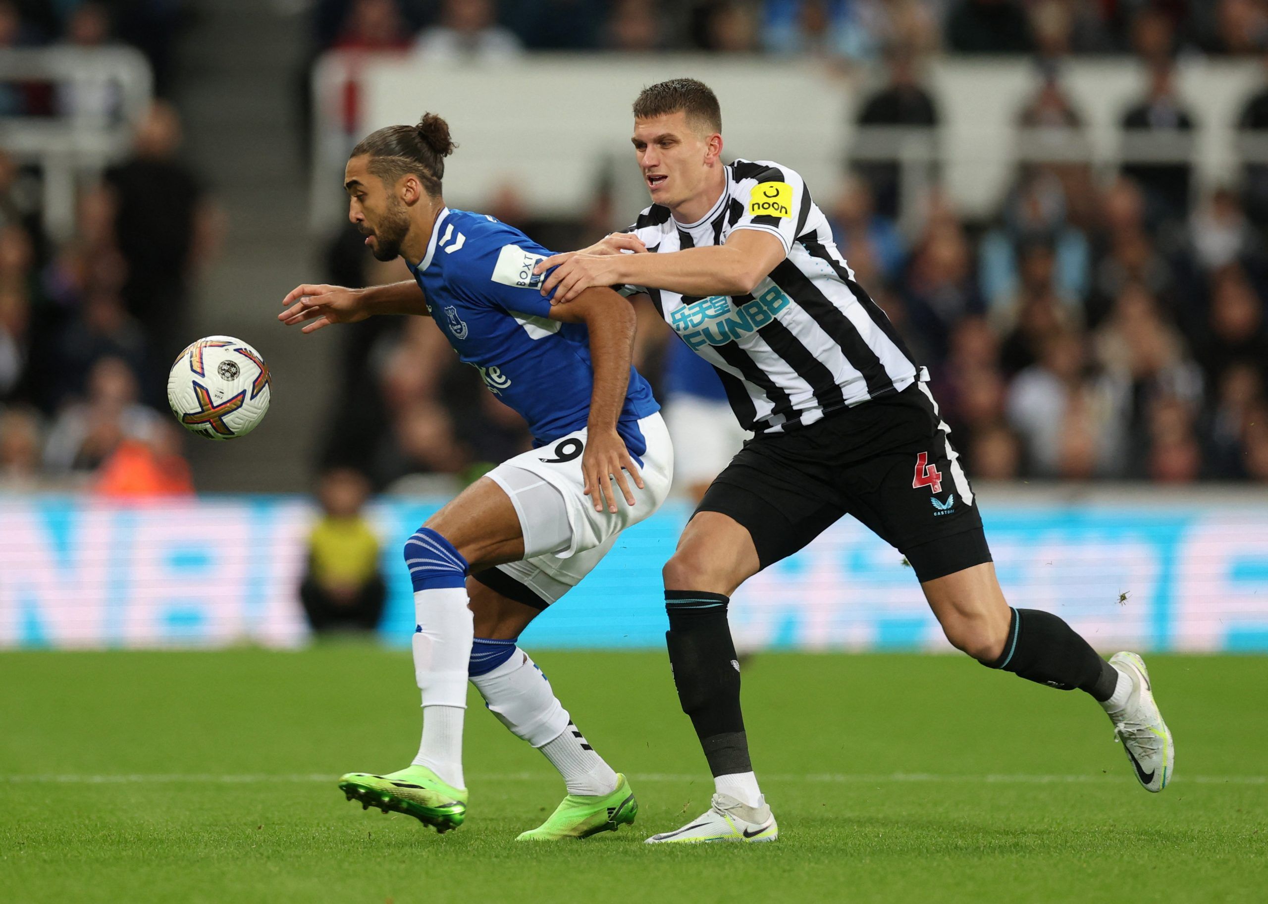Soccer Football - Premier League - Newcastle United v Everton - St James' Park, Newcastle, Britain - October 19, 2022 Everton's Dominic Calvert-Lewin in action with Newcastle United's Sven Botman Action Images via Reuters/Lee Smith EDITORIAL USE ONLY. No use with unauthorized audio, video, data, fixture lists, club/league logos or 'live' services. Online in-match use limited to 75 images, no video emulation. No use in betting, games or single club /league/player publications.  Please contact you