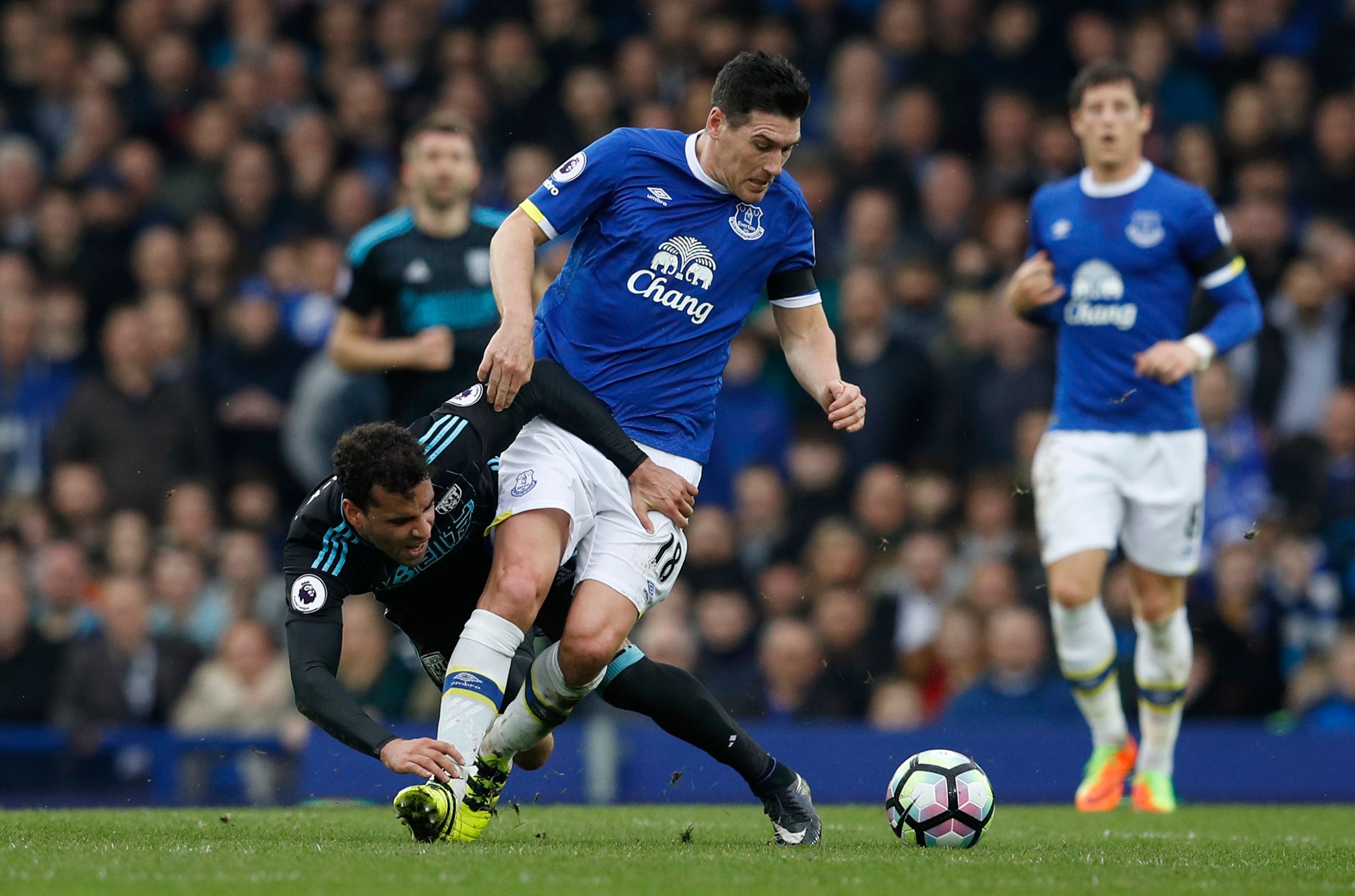 Britain Football Soccer - Everton v West Bromwich Albion - Premier League - Goodison Park - 11/3/17 Everton's Gareth Barry in action with West Bromwich Albion's Hal Robson-Kanu  Reuters / Phil Noble Livepic EDITORIAL USE ONLY. No use with unauthorized audio, video, data, fixture lists, club/league logos or 