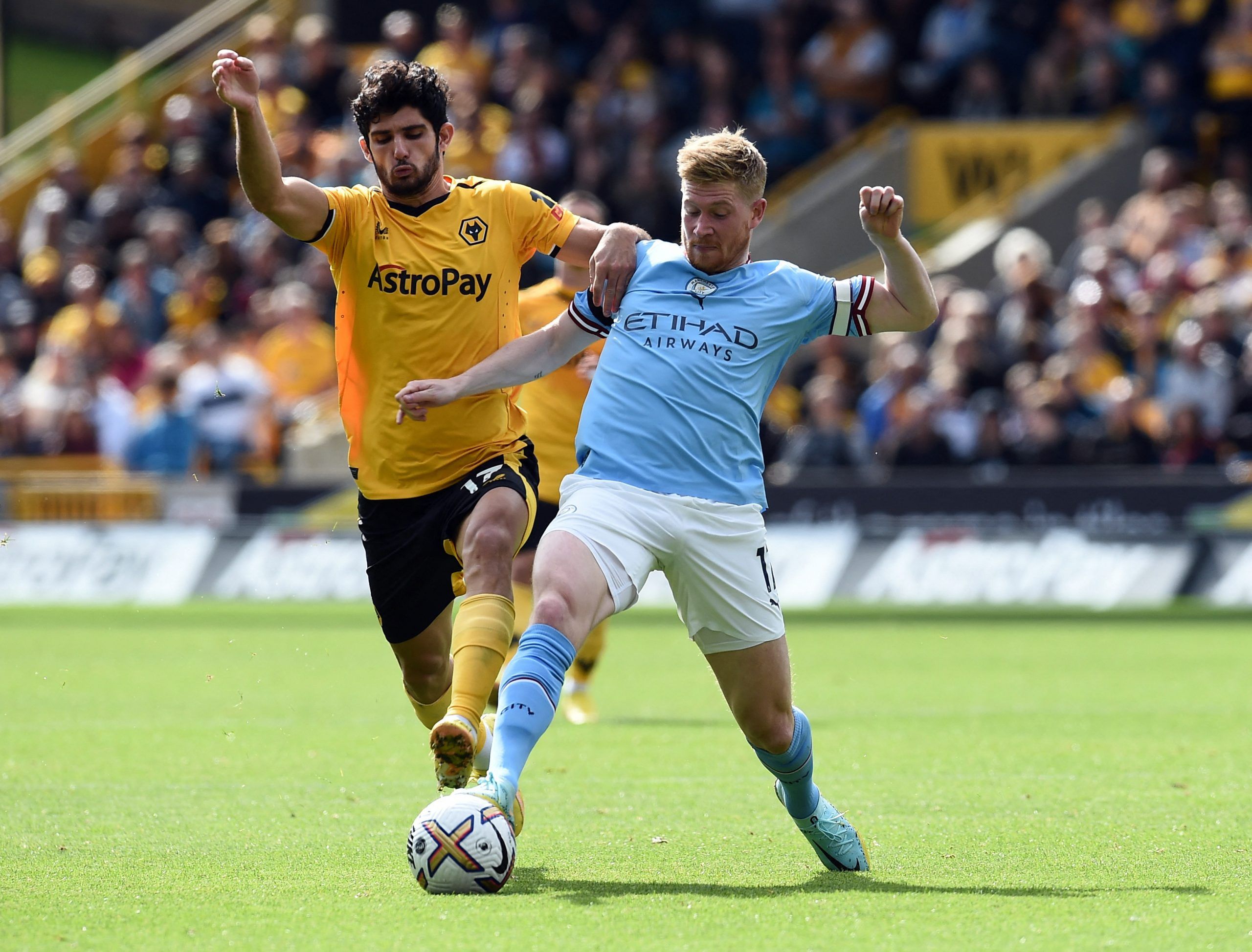 Soccer Football - Premier League - Wolverhampton Wanderers v Manchester City - Molineux Stadium, Wolverhampton, Britain - September 17, 2022 Manchester City's Kevin De Bruyne in action with Wolverhampton Wanderers' Goncalo Guedes REUTERS/Peter Powell EDITORIAL USE ONLY. No use with unauthorized audio, video, data, fixture lists, club/league logos or 'live' services. Online in-match use limited to 75 images, no video emulation. No use in betting, games or single club /league/player publications. 