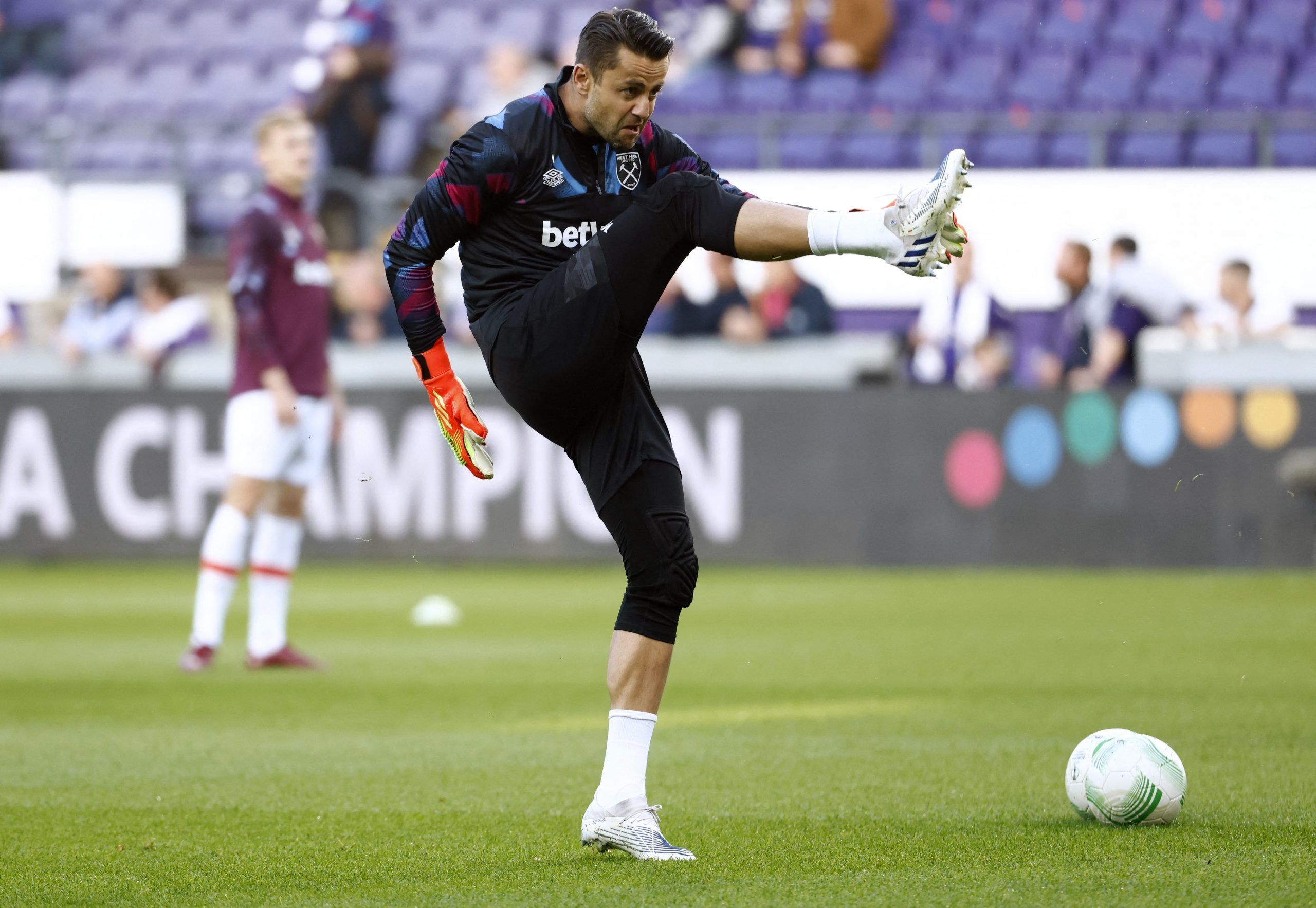 Soccer Football - Europa Conference League - Group B - Anderlecht v West Ham United - Lotto Park, Anderlecht, Belgium - October 6, 2022  West Ham United's Lukasz Fabianski during the warm up before the match REUTERS/Yves Herman