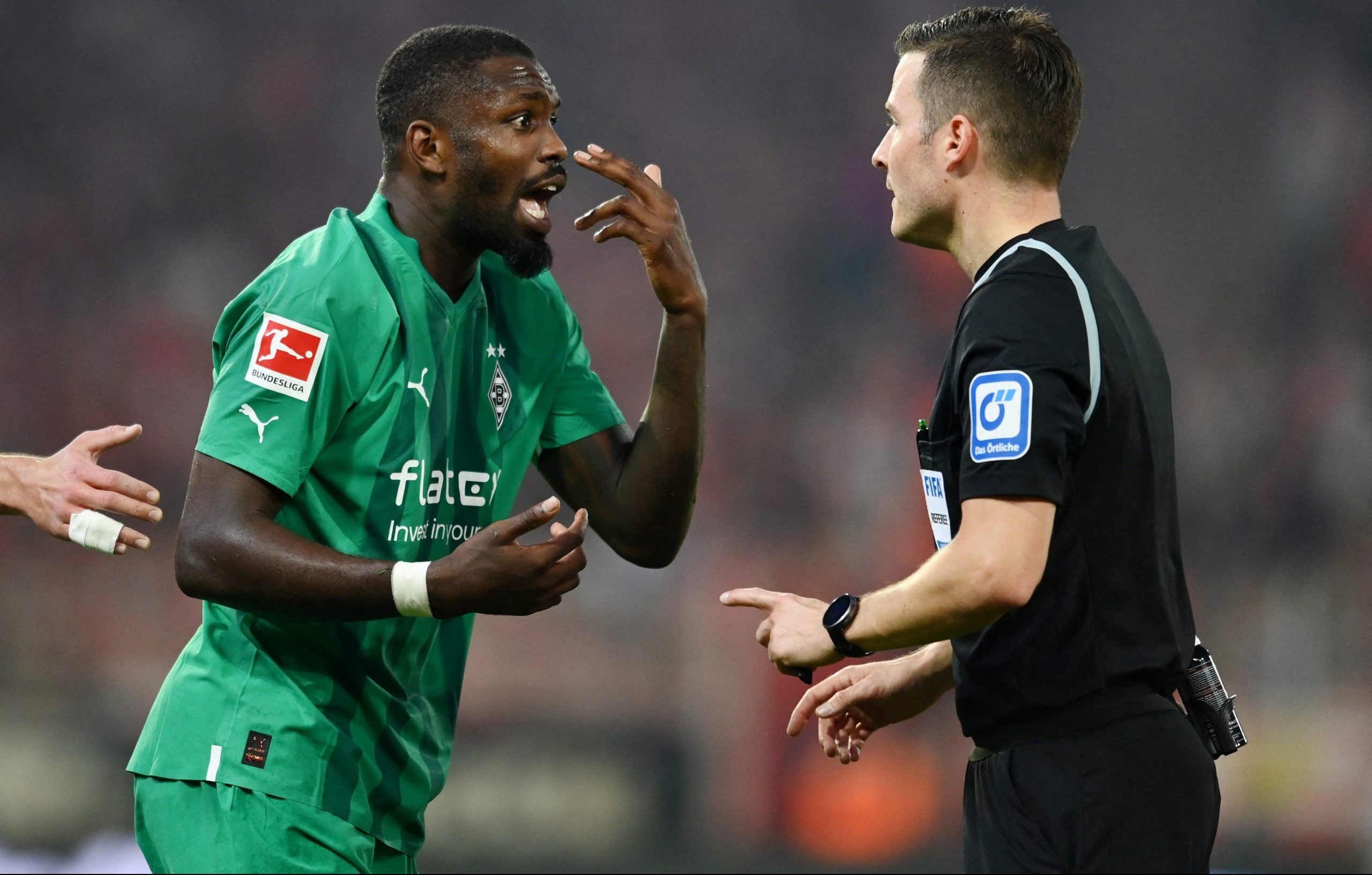 Soccer Football - Bundesliga - 1. FC Union Berlin v Borussia Moenchengladbach - Stadion An der Alten Forsterei, Berlin, Germany - October 30, 2022 Borussia Moenchengladbach's Marcus Thuram remonstrate with referee Harm Osmers REUTERS/Annegret Hilse DFL REGULATIONS PROHIBIT ANY USE OF PHOTOGRAPHS AS IMAGE SEQUENCES AND/OR QUASI-VIDEO.