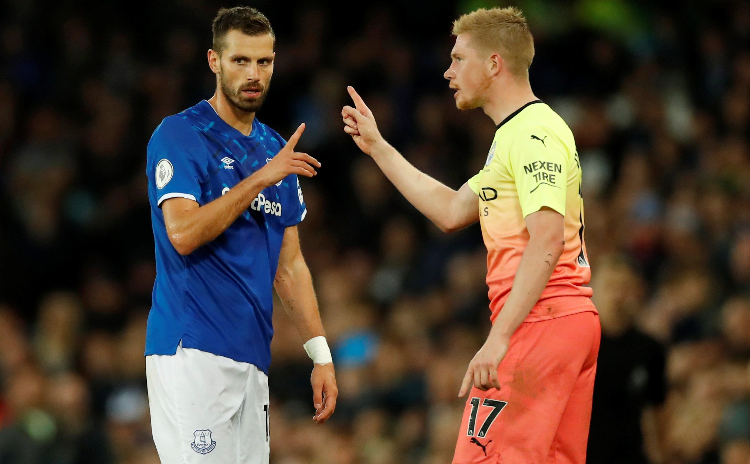 Soccer Football - Premier League - Everton v Manchester City - Goodison Park, Liverpool, Britain - September 28, 2019  Manchester City's Kevin De Bruyne clashes with Everton's Morgan Schneiderlin    Action Images via Reuters/Andrew Boyers  EDITORIAL USE ONLY. No use with unauthorized audio, video, data, fixture lists, club/league logos or 