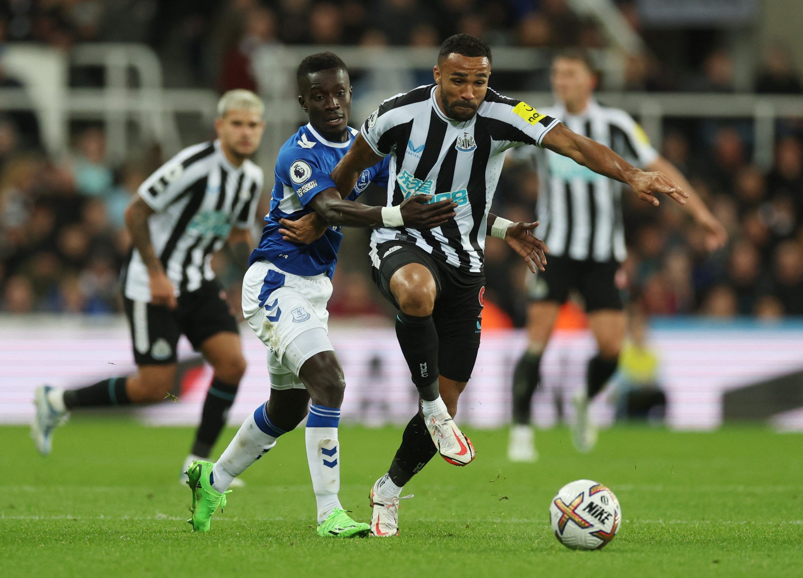 Soccer Football - Premier League - Newcastle United v Everton - St James' Park, Newcastle, Britain - October 19, 2022 Everton's Idrissa Gueye in action with Newcastle United's Callum Wilson Action Images via Reuters/Lee Smith EDITORIAL USE ONLY. No use with unauthorized audio, video, data, fixture lists, club/league logos or 'live' services. Online in-match use limited to 75 images, no video emulation. No use in betting, games or single club /league/player publications.  Please contact your acco