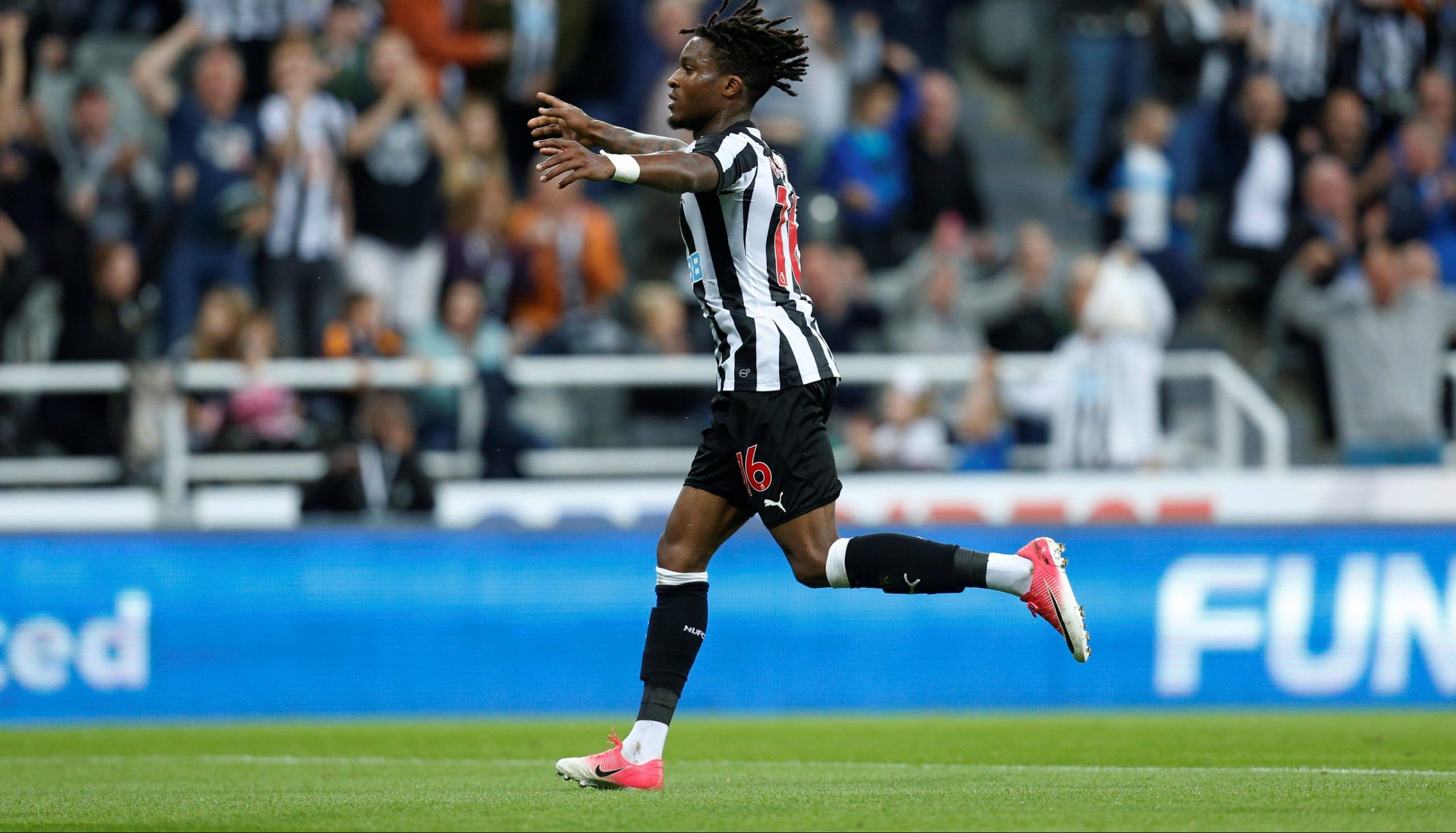 Football Soccer - Carabao Cup - Second Round - Newcastle United vs Nottingham Forest - Newcastle, Britain - August 23, 2017   Newcastle United’s Rolando Aarons celebrates scoring their second goal    Action Images via Reuters/Ed Sykes     EDITORIAL USE ONLY. No use with unauthorized audio, video, data, fixture lists, club/league logos or 