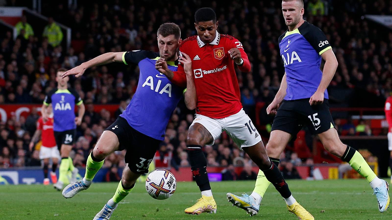 Insider claims Rashford willing to sign a new Man United contract