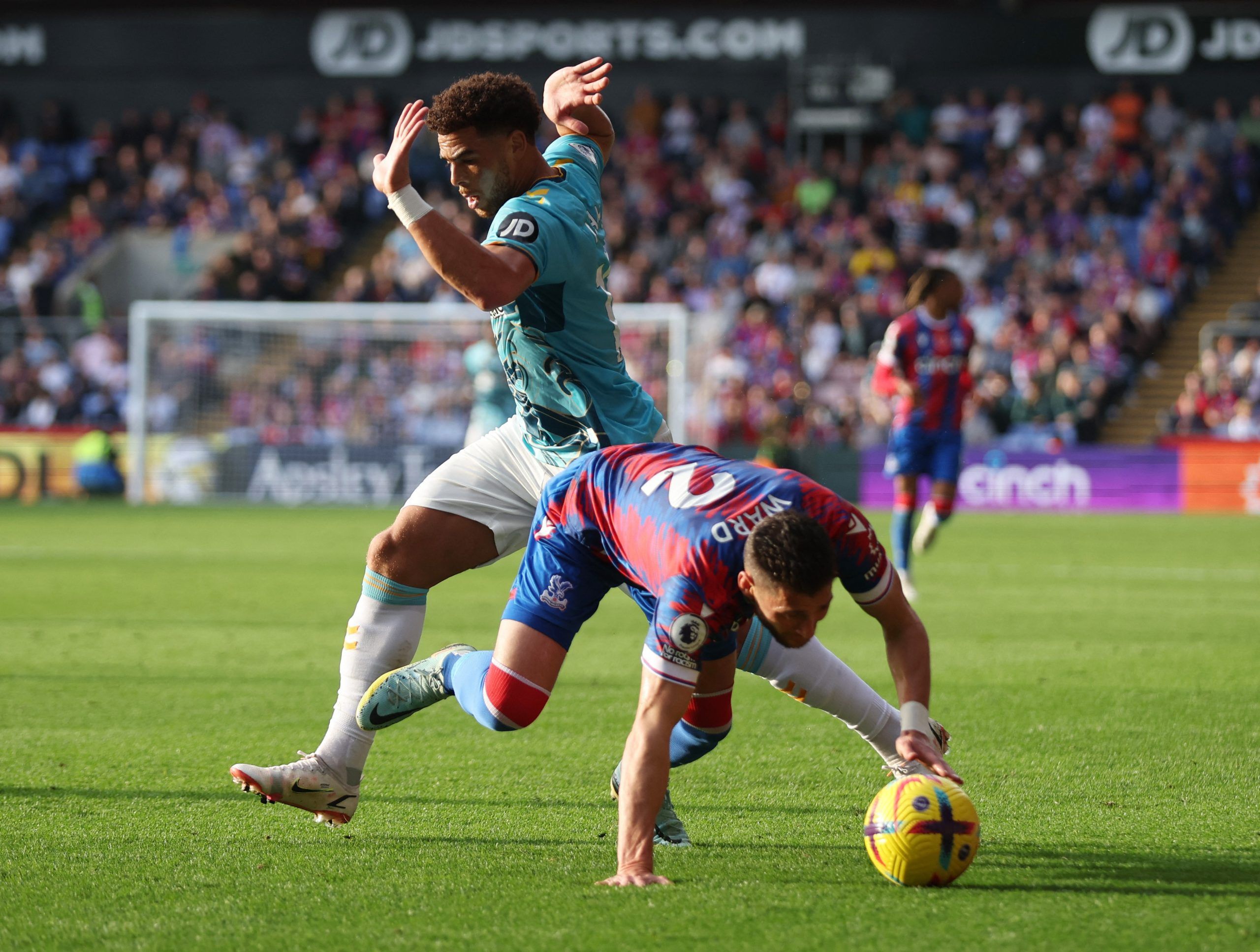 Soccer Football - Premier League - Crystal Palace v Southampton - Selhurst Park, London, Britain - October 29, 2022 Southampton's Che Adams in action with Crystal Palace's Joel Ward Action Images via Reuters/Matthew Childs EDITORIAL USE ONLY. No use with unauthorized audio, video, data, fixture lists, club/league logos or 'live' services. Online in-match use limited to 75 images, no video emulation. No use in betting, games or single club /league/player publications.  Please contact your account