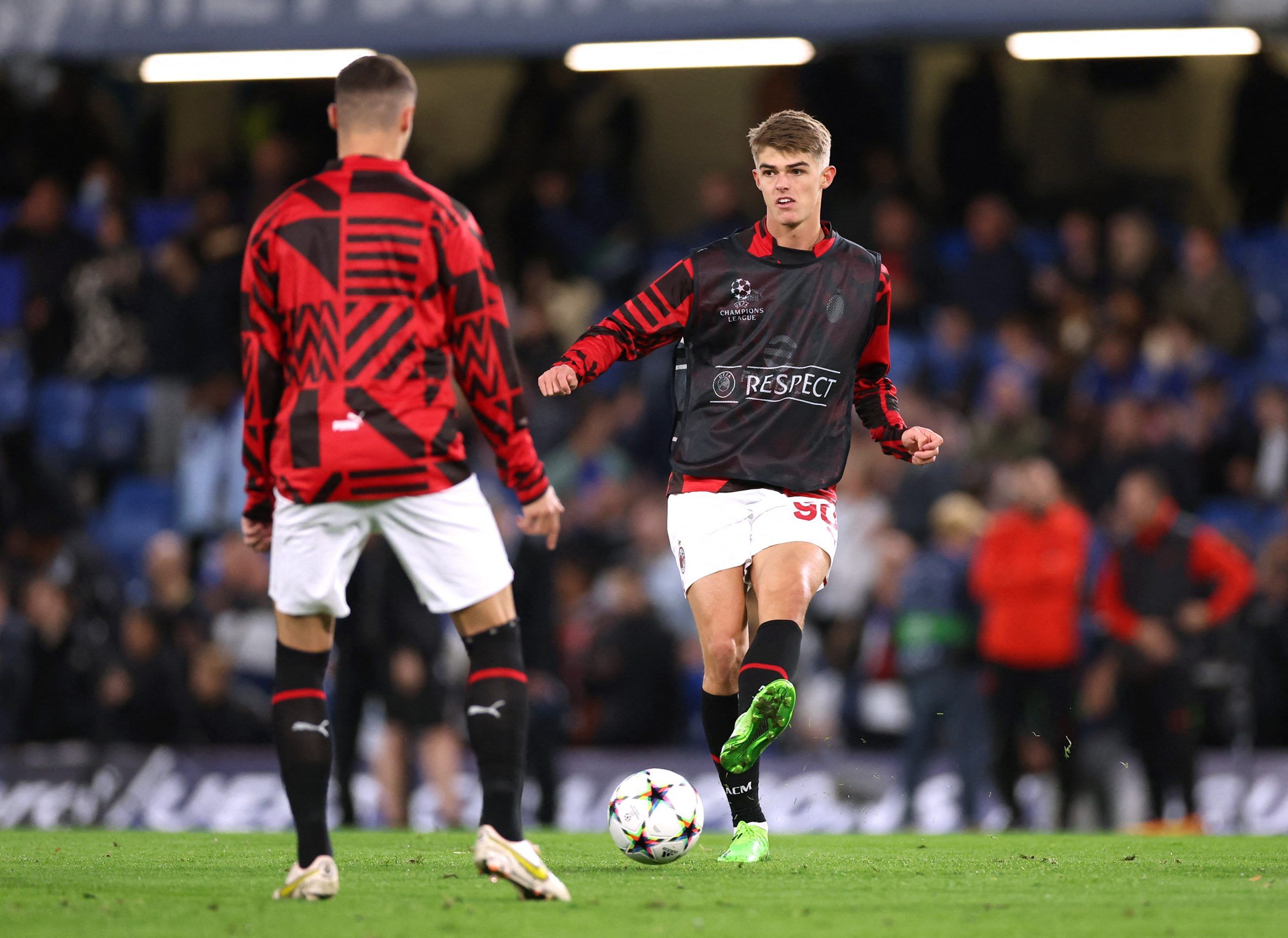 Soccer Football - Champions League - Group E - Chelsea v AC Milan - Stamford Bridge, London, Britain - October 5, 2022   AC Milan's Charles De Ketelaere during the warm up before the match Action Images via Reuters/Andrew Boyers