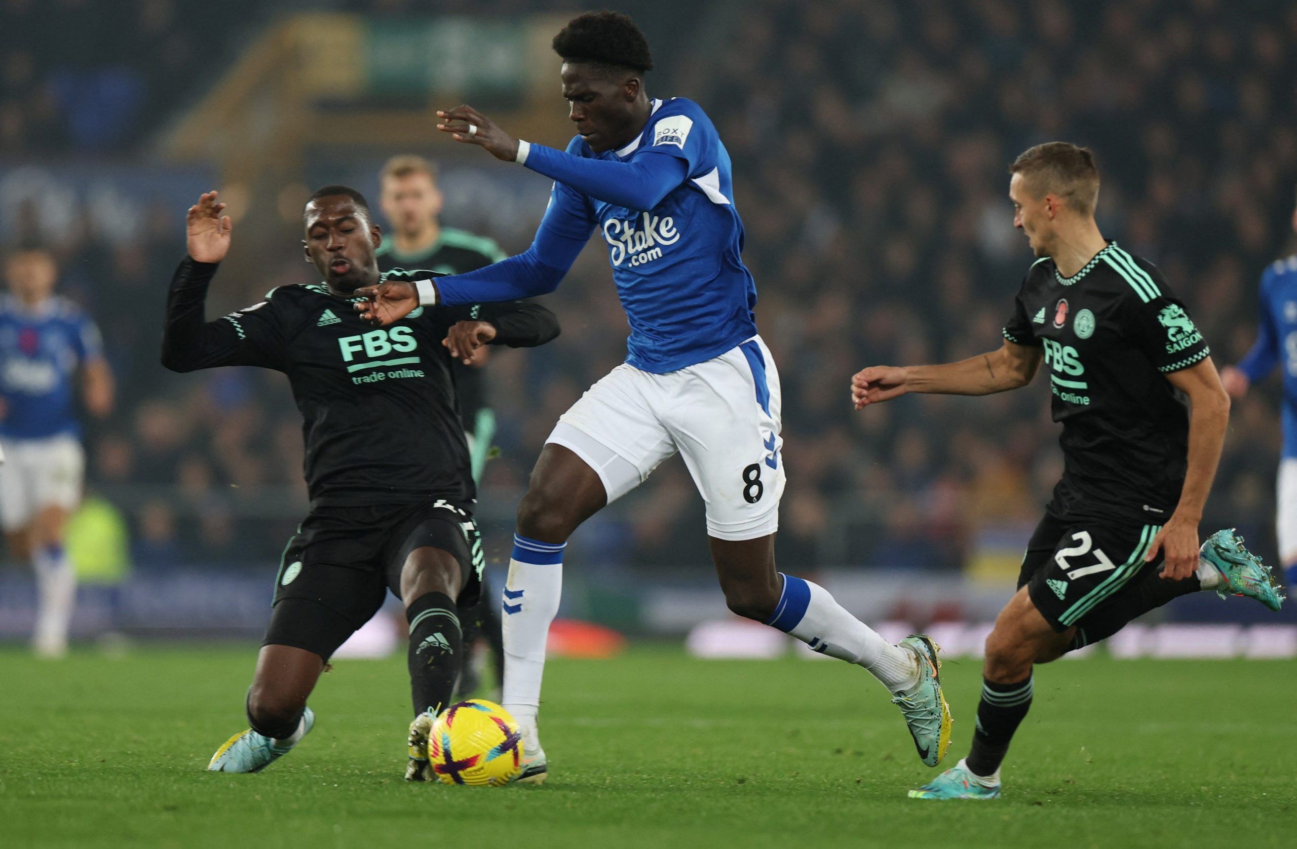 Soccer Football - Premier League - Everton v Leicester City - Goodison Park, Liverpool, Britain - November 5, 2022  Everton's Amadou Onana in action with Leicester City's Boubakary Soumare and Timothy Castagne REUTERS/Molly Darlington EDITORIAL USE ONLY. No use with unauthorized audio, video, data, fixture lists, club/league logos or 'live' services. Online in-match use limited to 75 images, no video emulation. No use in betting, games or single club /league/player publications.  Please contact 