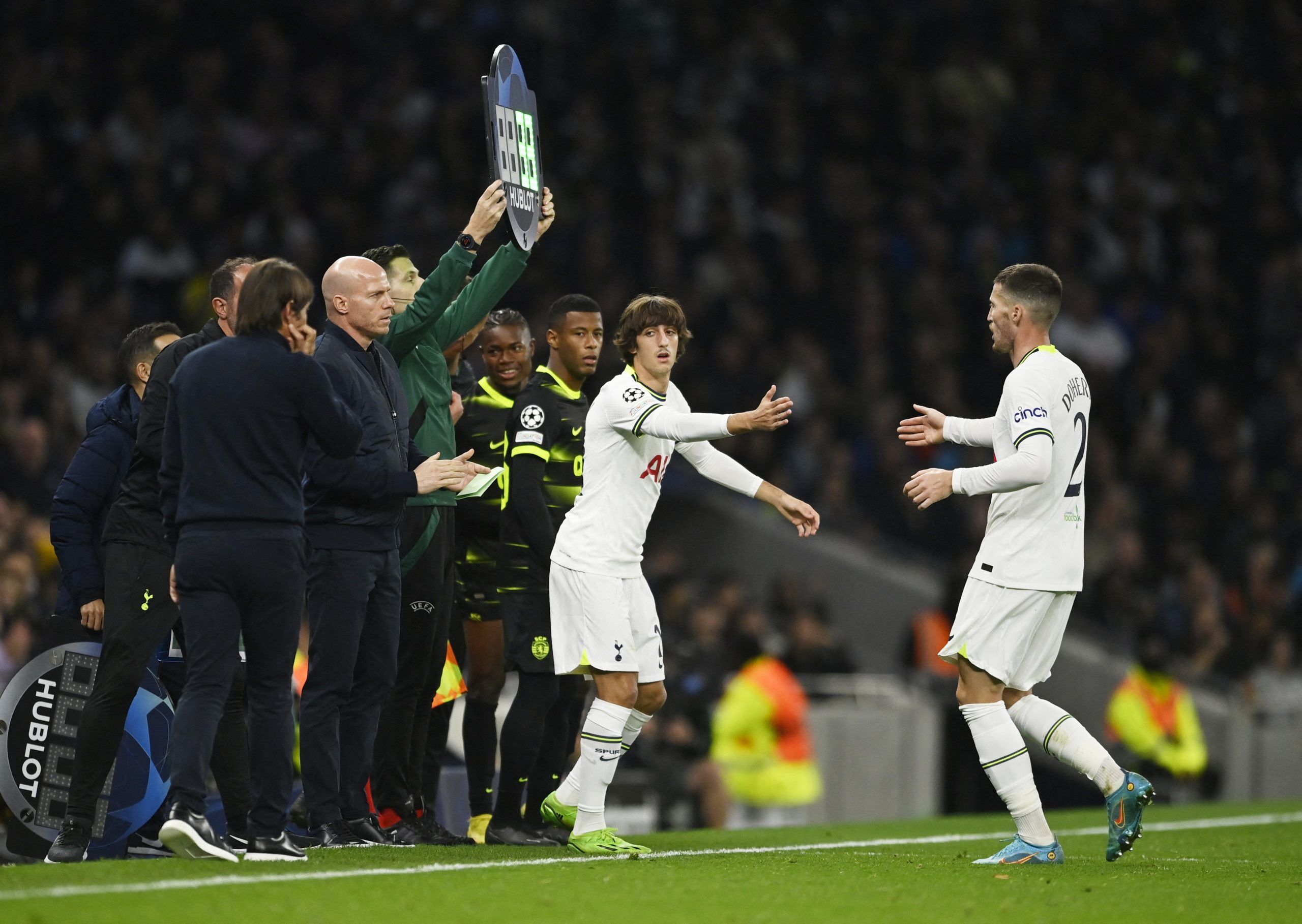 Soccer Football - Champions League - Group D - Tottenham Hotspur v Sporting CP - Tottenham Hotspur Stadium, London, Britain - October 26, 2022 Tottenham Hotspur's Bryan Gil comes on as a substitute to replace Matt Doherty as manager Antonio Conte looks on REUTERS/Tony Obrien