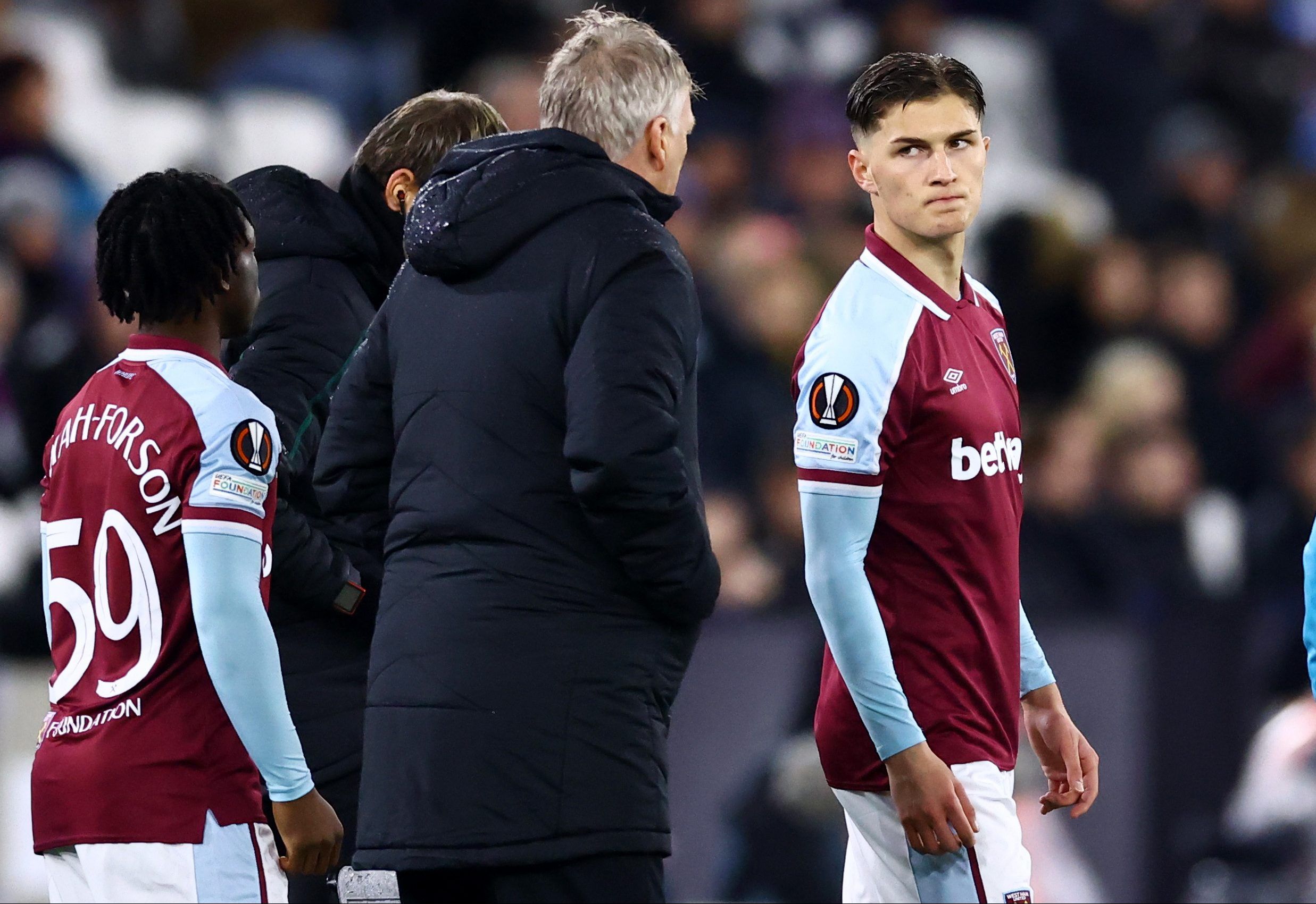 Soccer Football - Europa League - Group H - West Ham United v Dinamo Zagreb - London Stadium, London, Britain - December 9, 2021  West Ham United manager David Moyes gives instructions to Freddie Potts as he and Keenan Forson prepare to come on as a substitutes REUTERS/David Klein