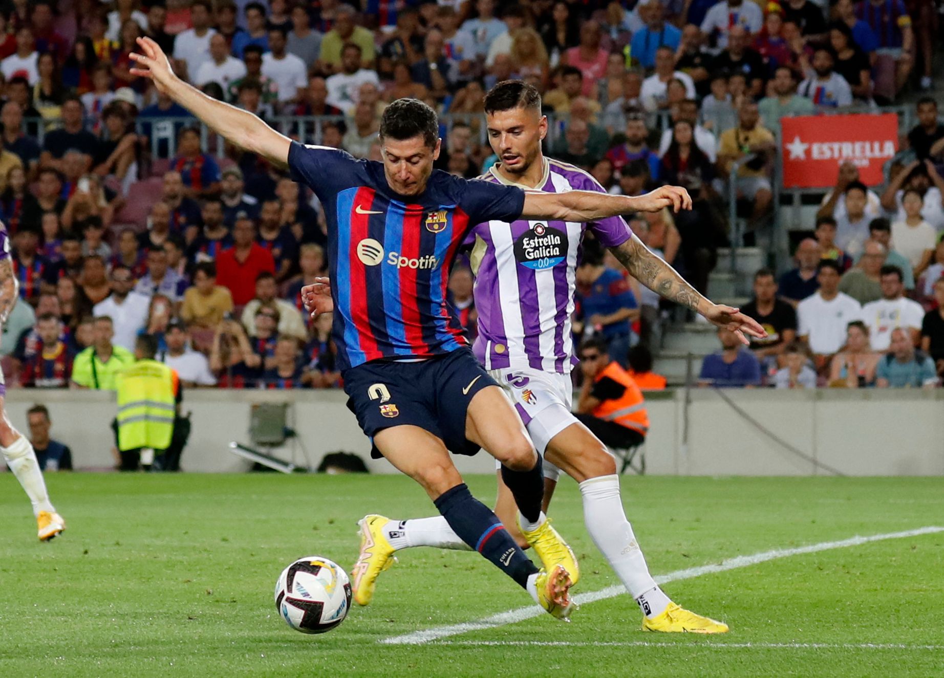 Soccer Football - LaLiga - FC Barcelona v Real Valladolid - Camp Nou, Barcelona, Spain - August 28, 2022 FC Barcelona's Robert Lewandowski in action with Real Valladolid's Javi Sanchez REUTERS/Nacho Doce