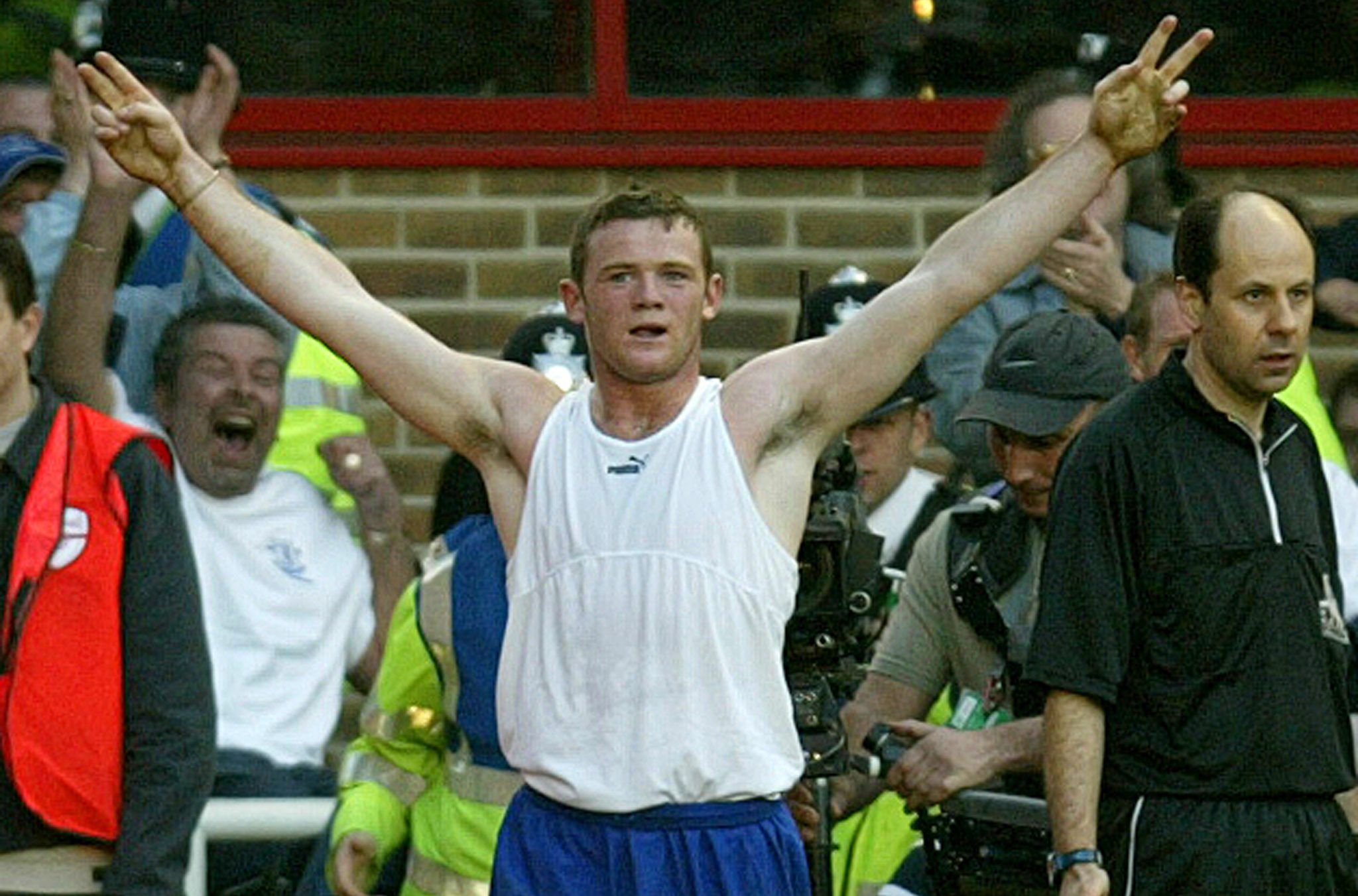 Everton's Wayne Rooney celebrates scoring against Arsenal during their
English premier league match at Highbury in London, March 23, 2003. NO
ONLINE/INTERNET USAGE WITHOUT FAPL LICENCE. FOR DETAILS SEE
WWW.FAPLWEB.COM. REUTERS/Kieran Doherty

KD/MD/WS