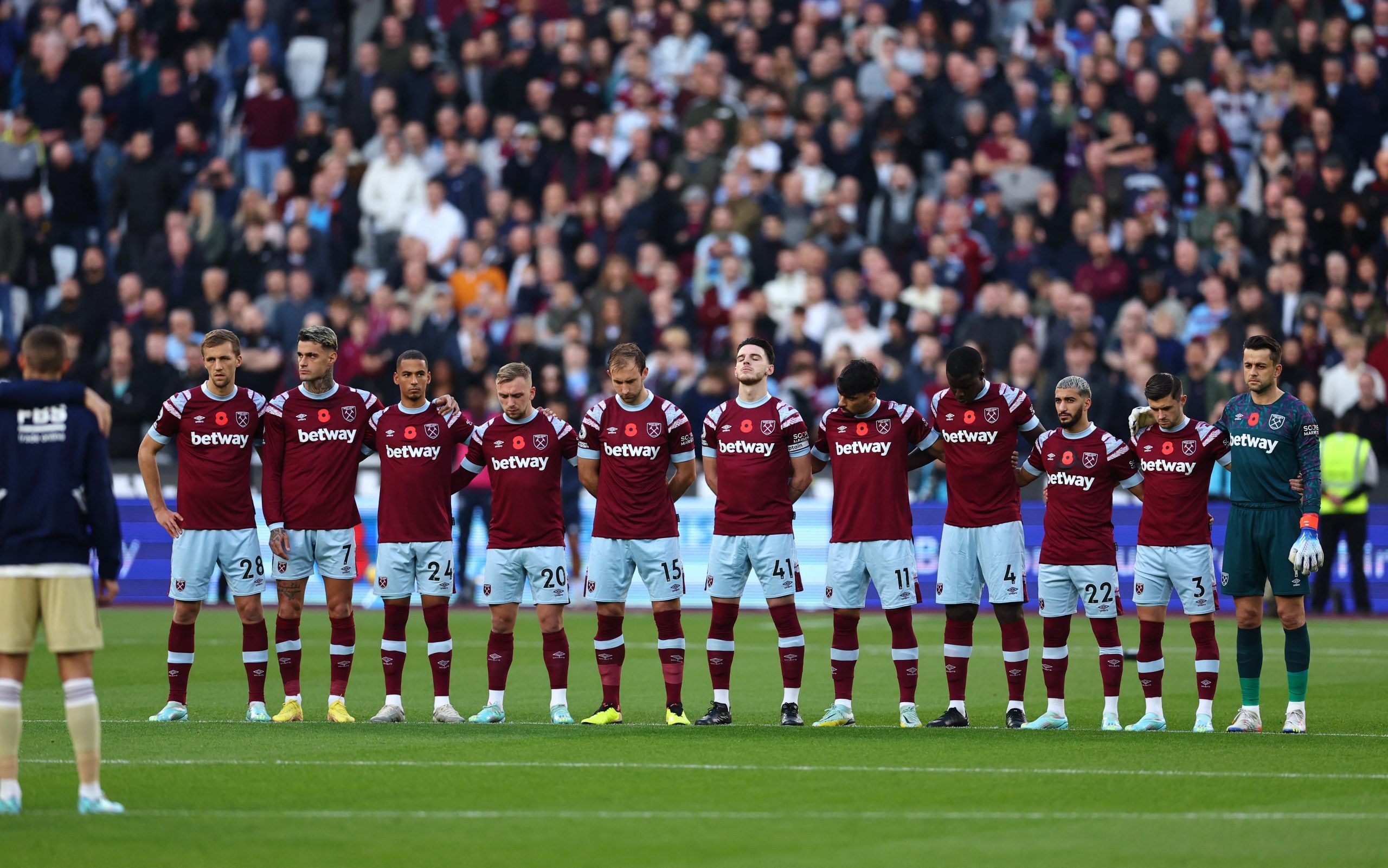 Soccer Football - Premier League - West Ham United v Leicester City - London Stadium, London, Britain - November 12, 2022  West Ham United's players during a minutes silence as part of remembrance commemorations before the match REUTERS/David Klein EDITORIAL USE ONLY. No use with unauthorized audio, video, data, fixture lists, club/league logos or 'live' services. Online in-match use limited to 75 images, no video emulation. No use in betting, games or single club /league/player publications.  P