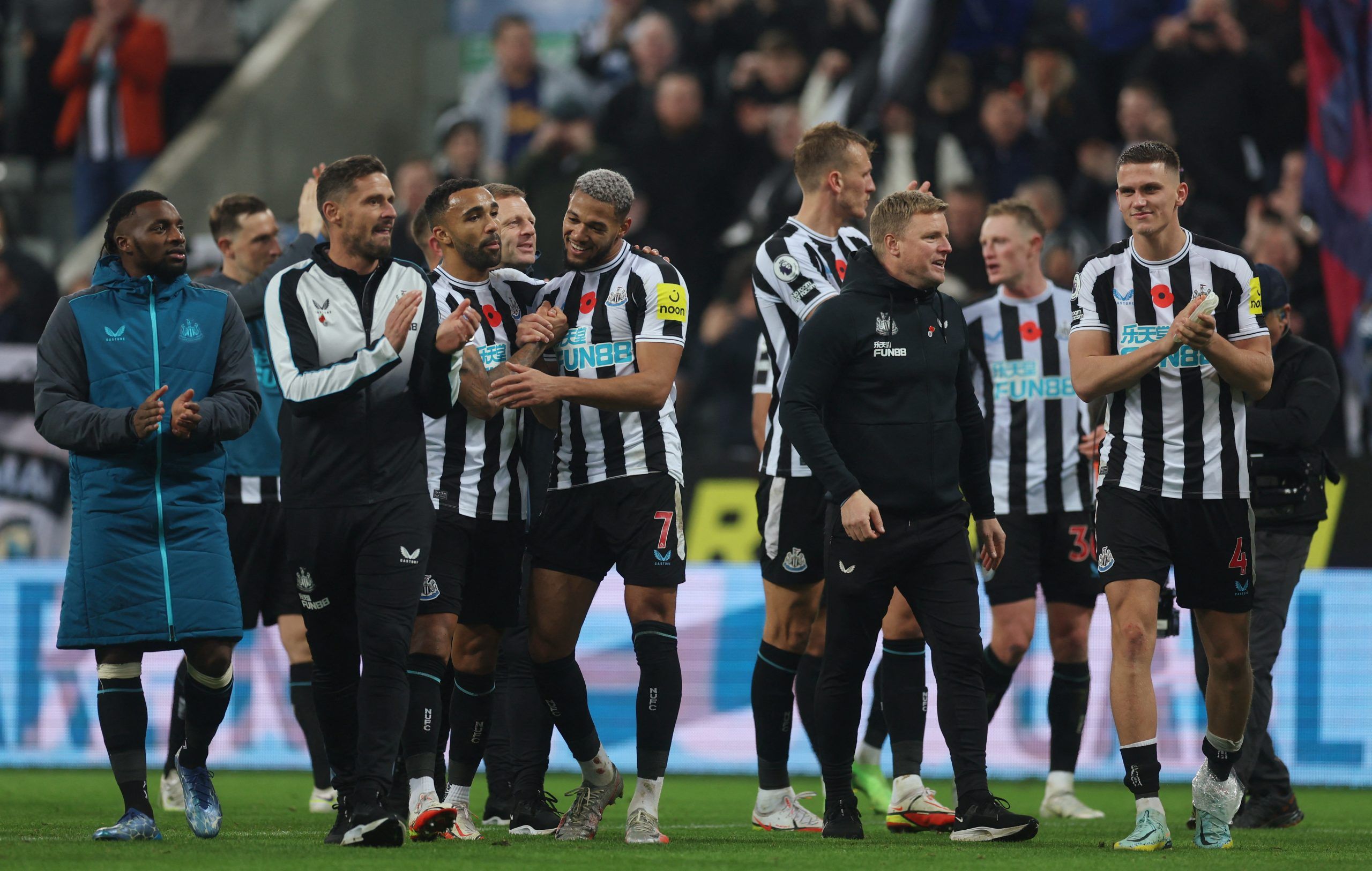 Soccer Football - Premier League - Newcastle United v Chelsea - St James' Park, Newcastle, Britain - November 12, 2022 Newcastle United manager Eddie Howe and players celebrate after the match Action Images via Reuters/Lee Smith EDITORIAL USE ONLY. No use with unauthorized audio, video, data, fixture lists, club/league logos or 'live' services. Online in-match use limited to 75 images, no video emulation. No use in betting, games or single club /league/player publications.  Please contact your a