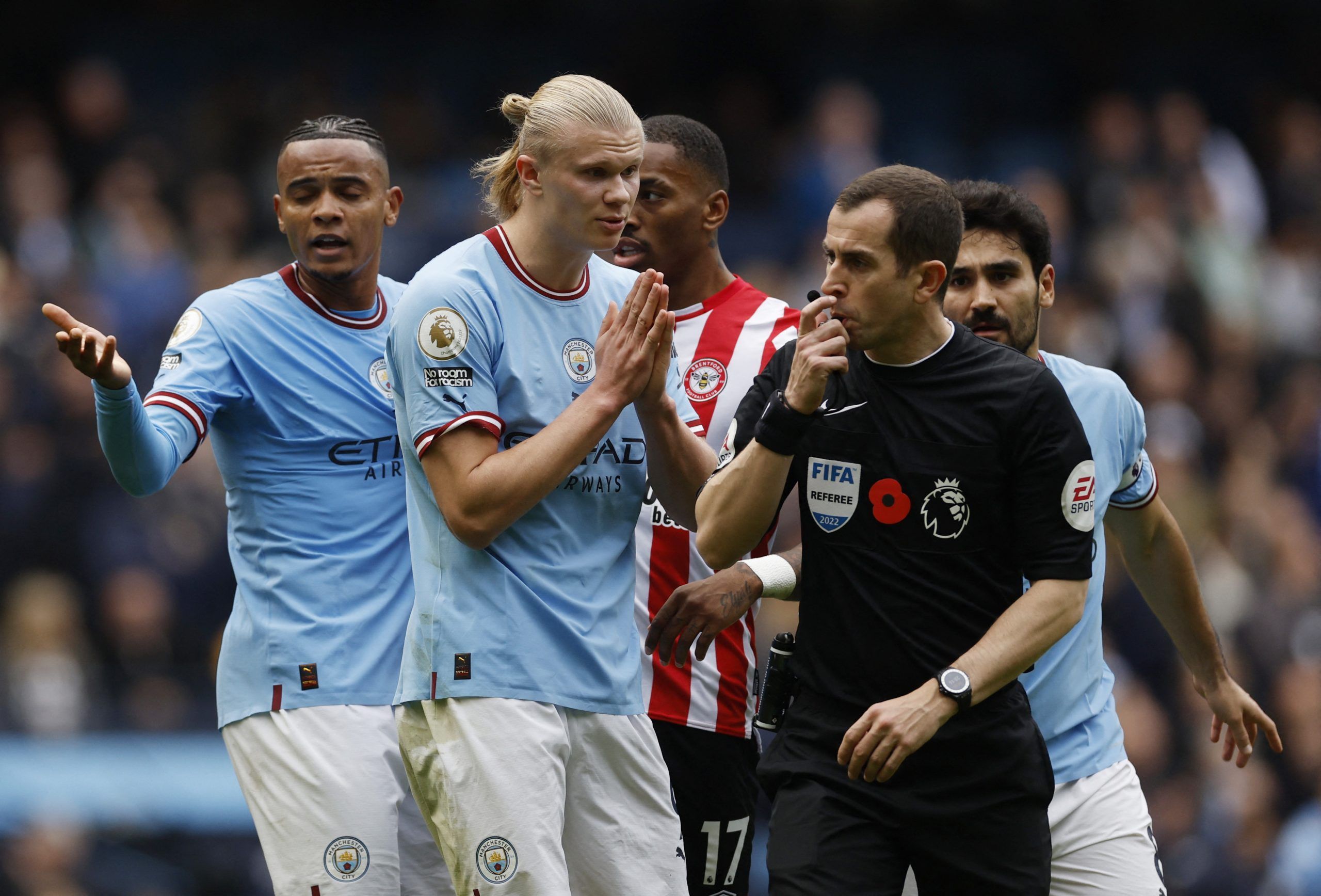 Soccer Football - Premier League - Manchester City v Brentford - Etihad Stadium, Manchester, Britain - November 12, 2022 Manchester City's Erling Braut Haaland, Ilkay Gundogan and Manuel Akanji remonstrate with referee Peter Bankes Action Images via Reuters/Jason Cairnduff EDITORIAL USE ONLY. No use with unauthorized audio, video, data, fixture lists, club/league logos or 'live' services. Online in-match use limited to 75 images, no video emulation. No use in betting, games or single club /leagu