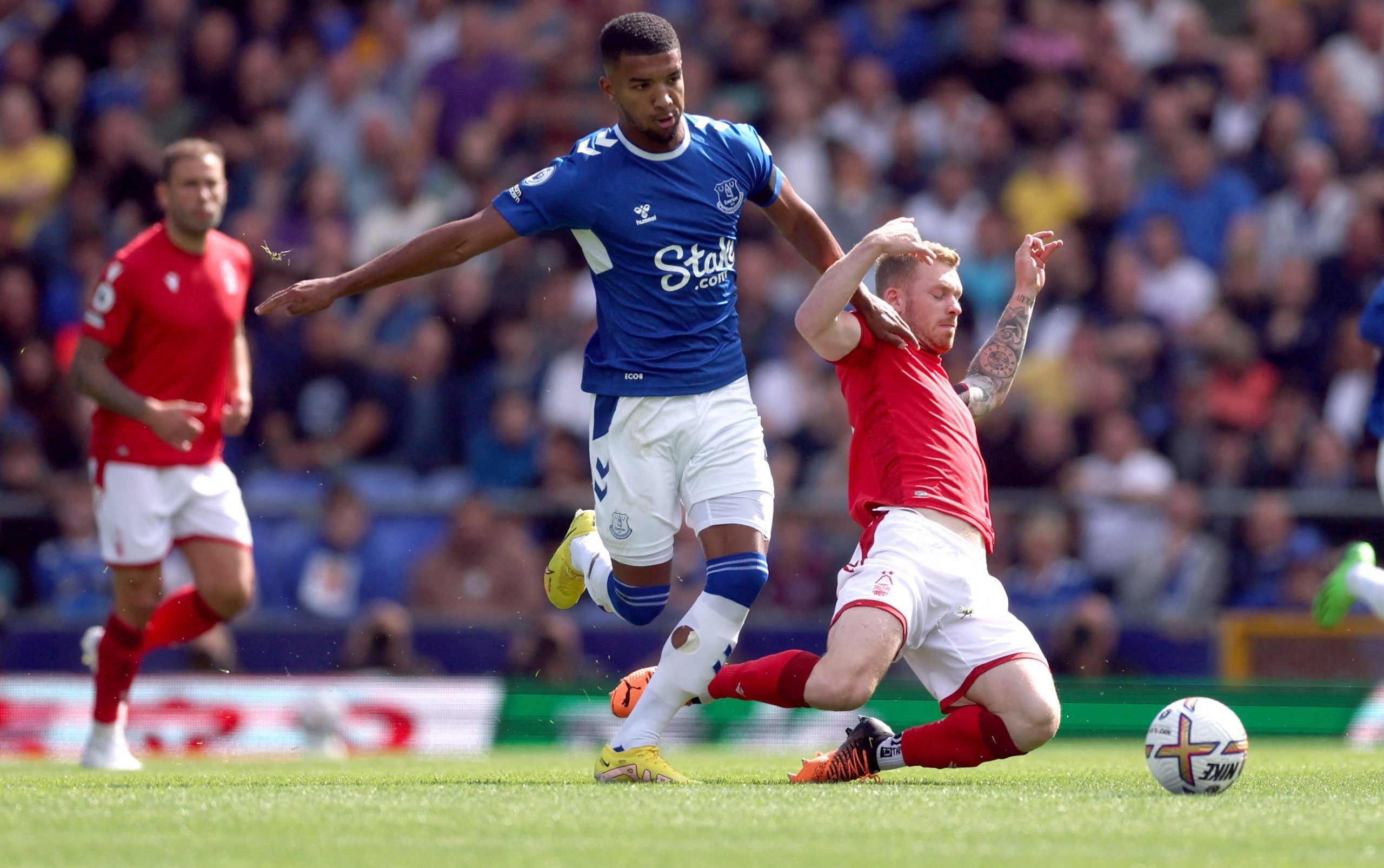 Soccer Football - Premier League - Everton v Nottingham Forest - Goodison Park, Liverpool, Britain - August 20, 2022 Everton's Mason Holgate in action with Nottingham Forest's Lewis O'Brien Action Images via Reuters/Lee Smith EDITORIAL USE ONLY. No use with unauthorized audio, video, data, fixture lists, club/league logos or 'live' services. Online in-match use limited to 75 images, no video emulation. No use in betting, games or single club /league/player publications.  Please contact your acco