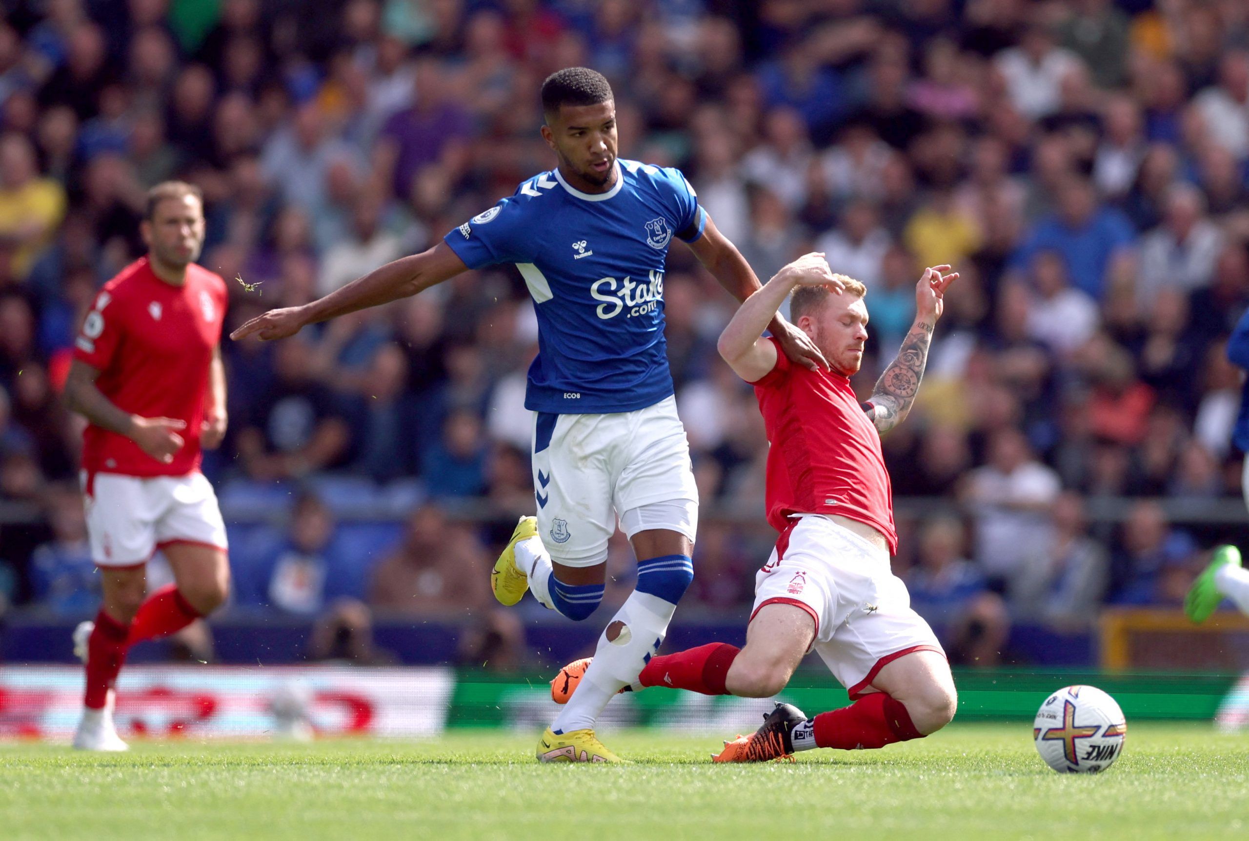 Soccer Football - Premier League - Everton v Nottingham Forest - Goodison Park, Liverpool, Britain - August 20, 2022 Everton's Mason Holgate in action with Nottingham Forest's Lewis O'Brien Action Images via Reuters/Lee Smith EDITORIAL USE ONLY. No use with unauthorized audio, video, data, fixture lists, club/league logos or 'live' services. Online in-match use limited to 75 images, no video emulation. No use in betting, games or single club /league/player publications.  Please contact your acco