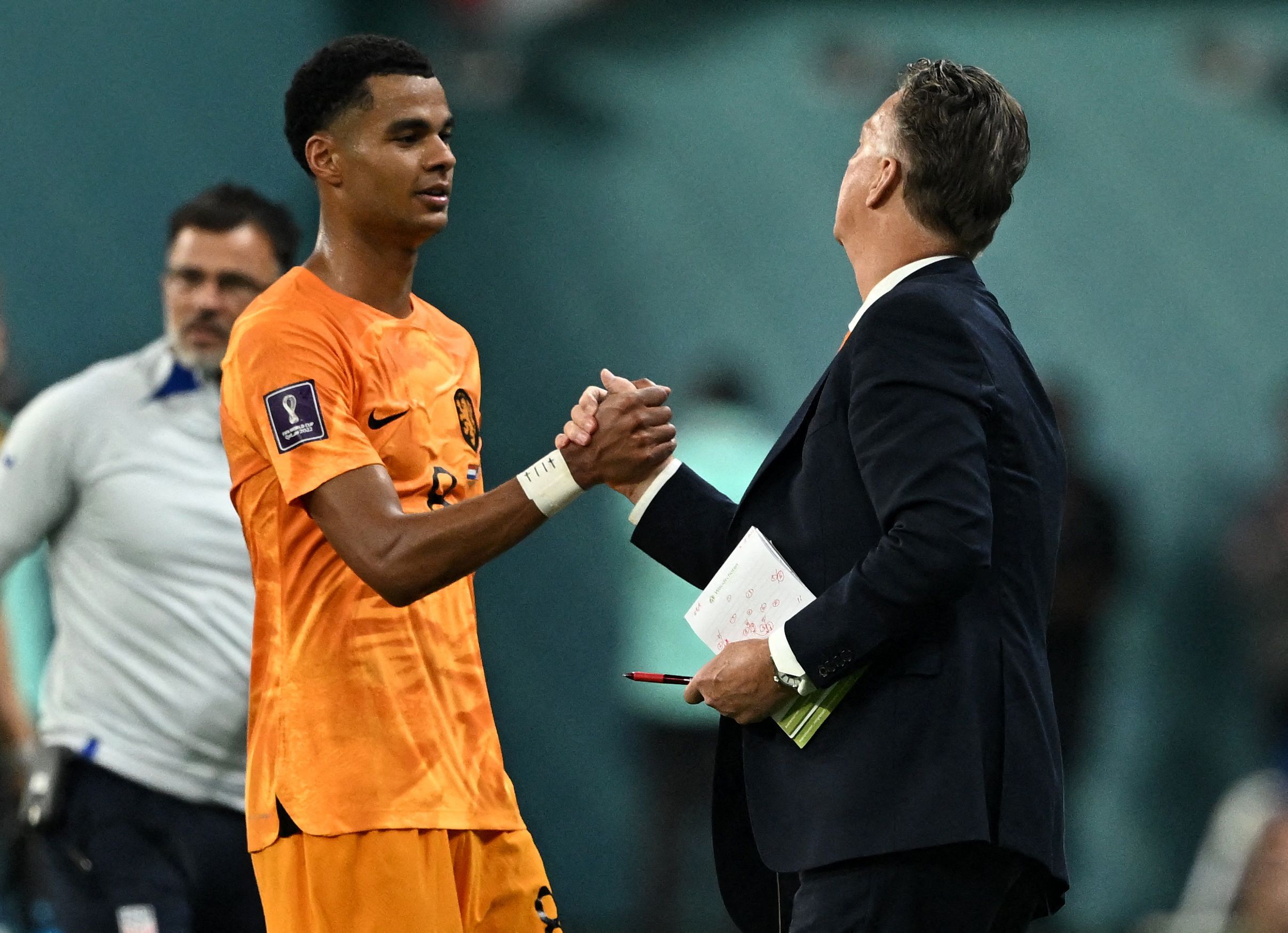 Soccer Football - FIFA World Cup Qatar 2022 - Round of 16 - Netherlands v United States - Khalifa International Stadium, Doha, Qatar - December 3, 2022 Netherlands' Cody Gakpo shakes hands with coach Louis van Gaal after being substituted REUTERS/Dylan Martinez