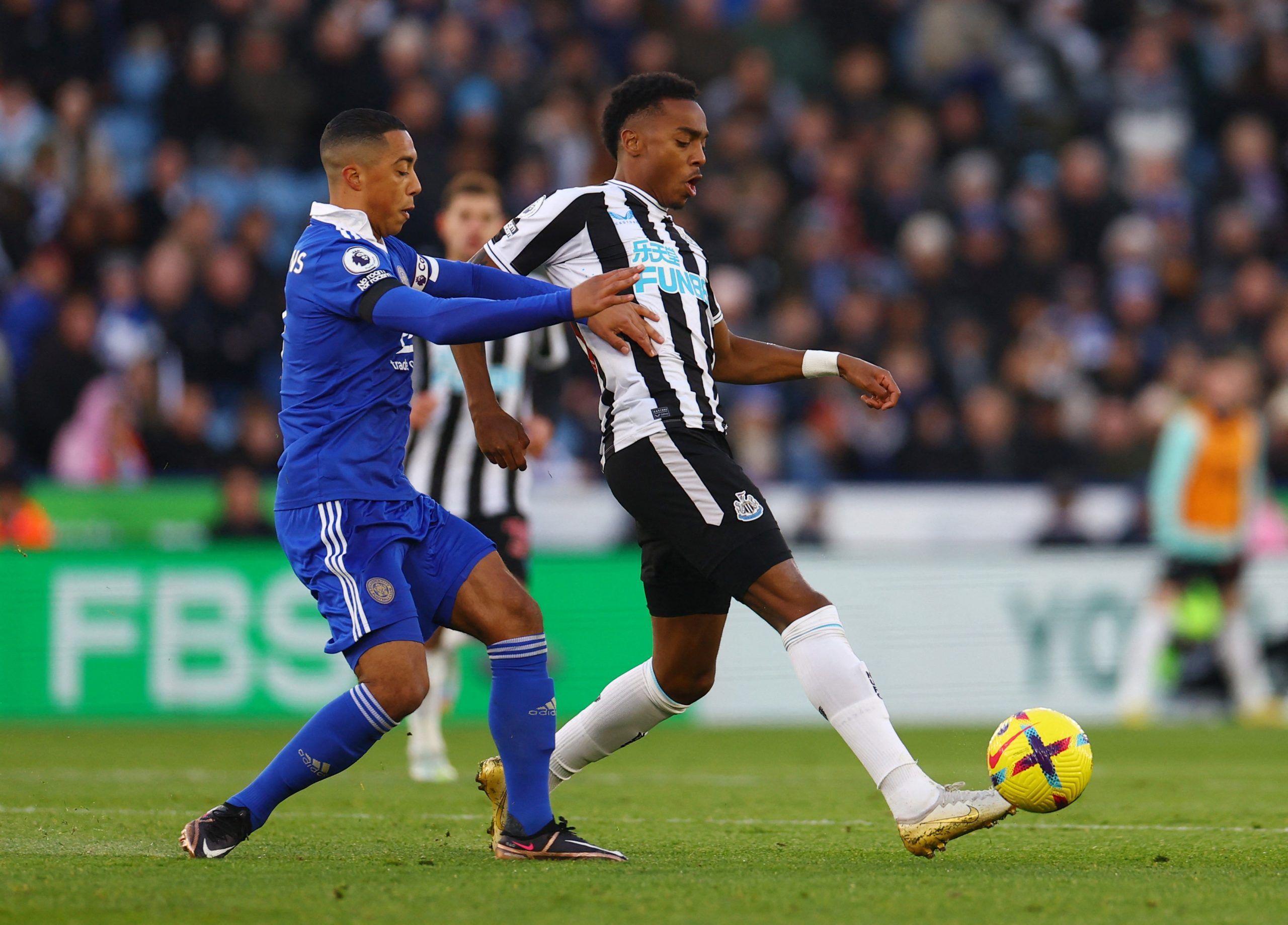 Soccer Football - Premier League - Leicester City v Newcastle United - King Power Stadium, Leicester, Britain - December 26, 2022 Leicester City's Youri Tielemans in action with Newcastle United's Joe Willock REUTERS/Molly Darlington EDITORIAL USE ONLY. No use with unauthorized audio, video, data, fixture lists, club/league logos or 'live' services. Online in-match use limited to 75 images, no video emulation. No use in betting, games or single club /league/player publications.  Please contact y