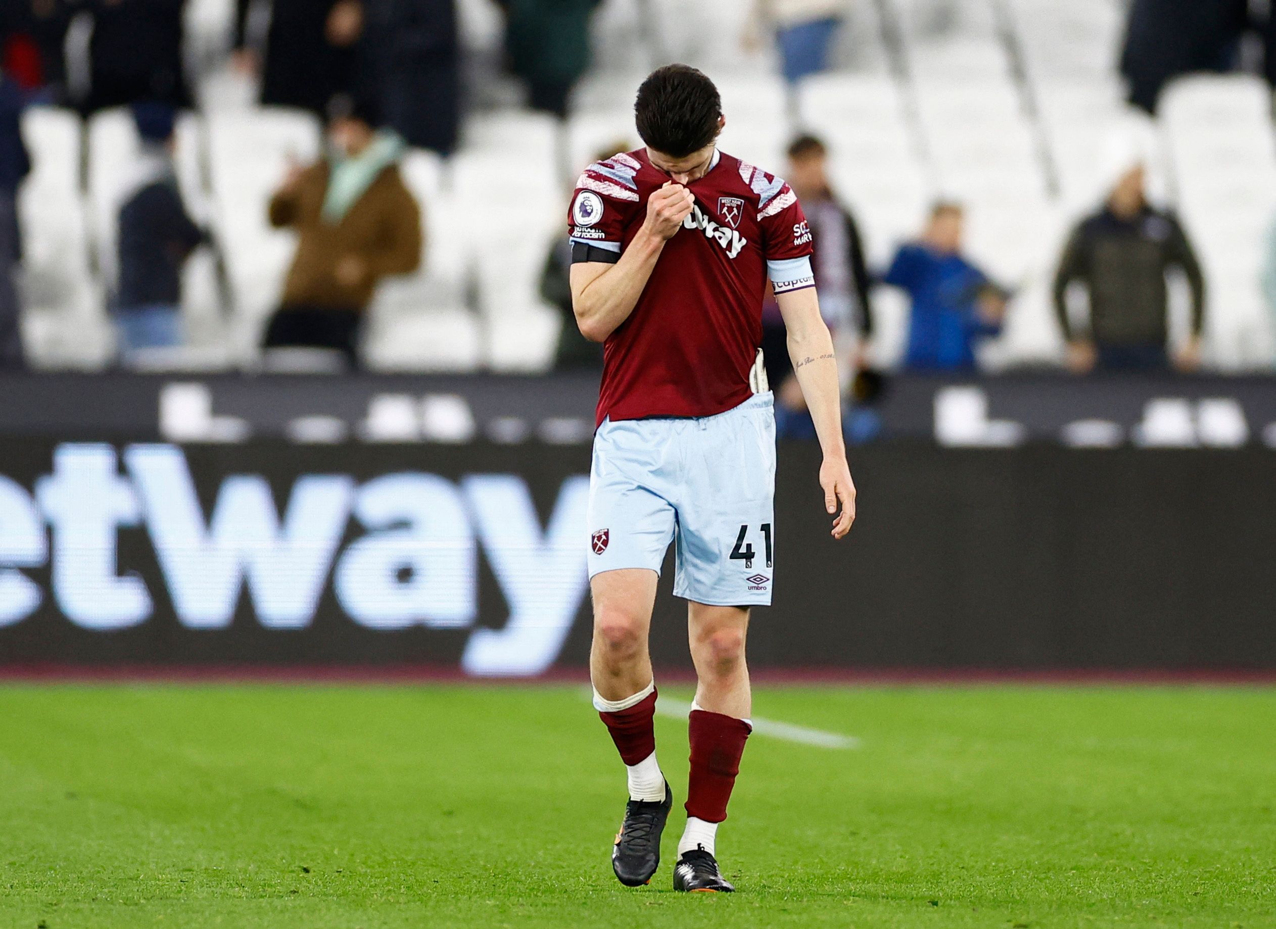 Soccer Football - Premier League - West Ham United v Brentford - London Stadium, London, Britain - December 30, 2022 West Ham United's Declan Rice looks dejected after the match Action Images via Reuters/Andrew Boyers EDITORIAL USE ONLY. No use with unauthorized audio, video, data, fixture lists, club/league logos or 'live' services. Online in-match use limited to 75 images, no video emulation. No use in betting, games or single club /league/player publications.  Please contact your account repr