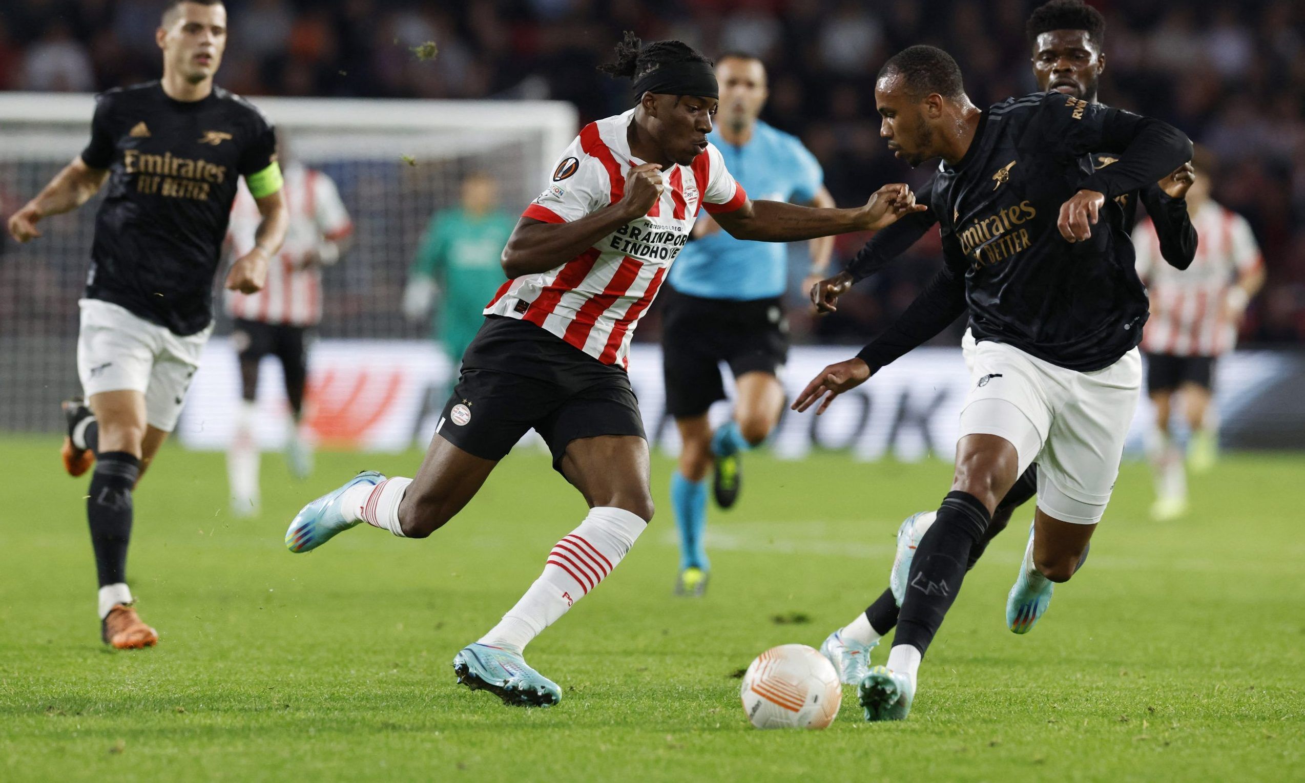 Soccer Football - Europa League - Group A - PSV Eindhoven v Arsenal - Philips Stadion, Eindhoven, Netherlands - October 27, 2022  PSV Eindhoven's Noni Madueke in action with Arsenal's Gabriel and Thomas Partey REUTERS/Piroschka Van De Wouw