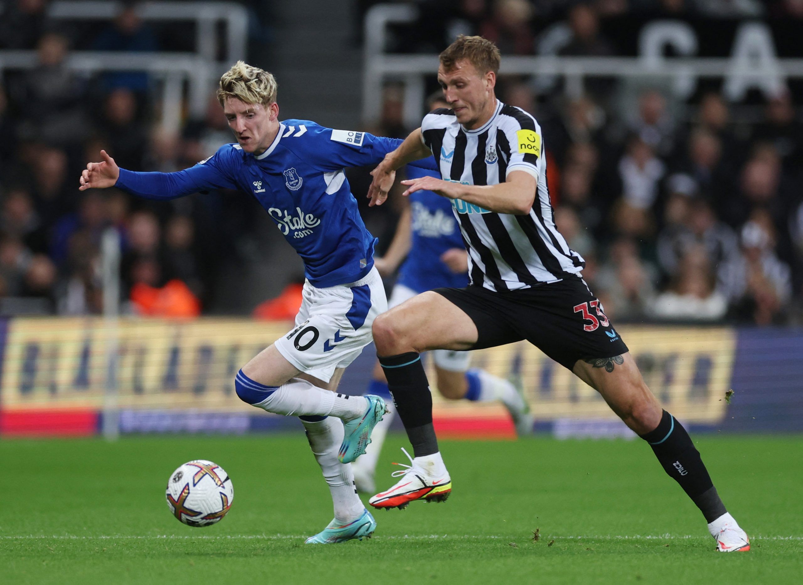 Soccer Football - Premier League - Newcastle United v Everton - St James' Park, Newcastle, Britain - October 19, 2022 Everton's Anthony Gordon in action with Newcastle United's Dan Burn Action Images via Reuters/Lee Smith EDITORIAL USE ONLY. No use with unauthorized audio, video, data, fixture lists, club/league logos or 'live' services. Online in-match use limited to 75 images, no video emulation. No use in betting, games or single club /league/player publications.  Please contact your account 
