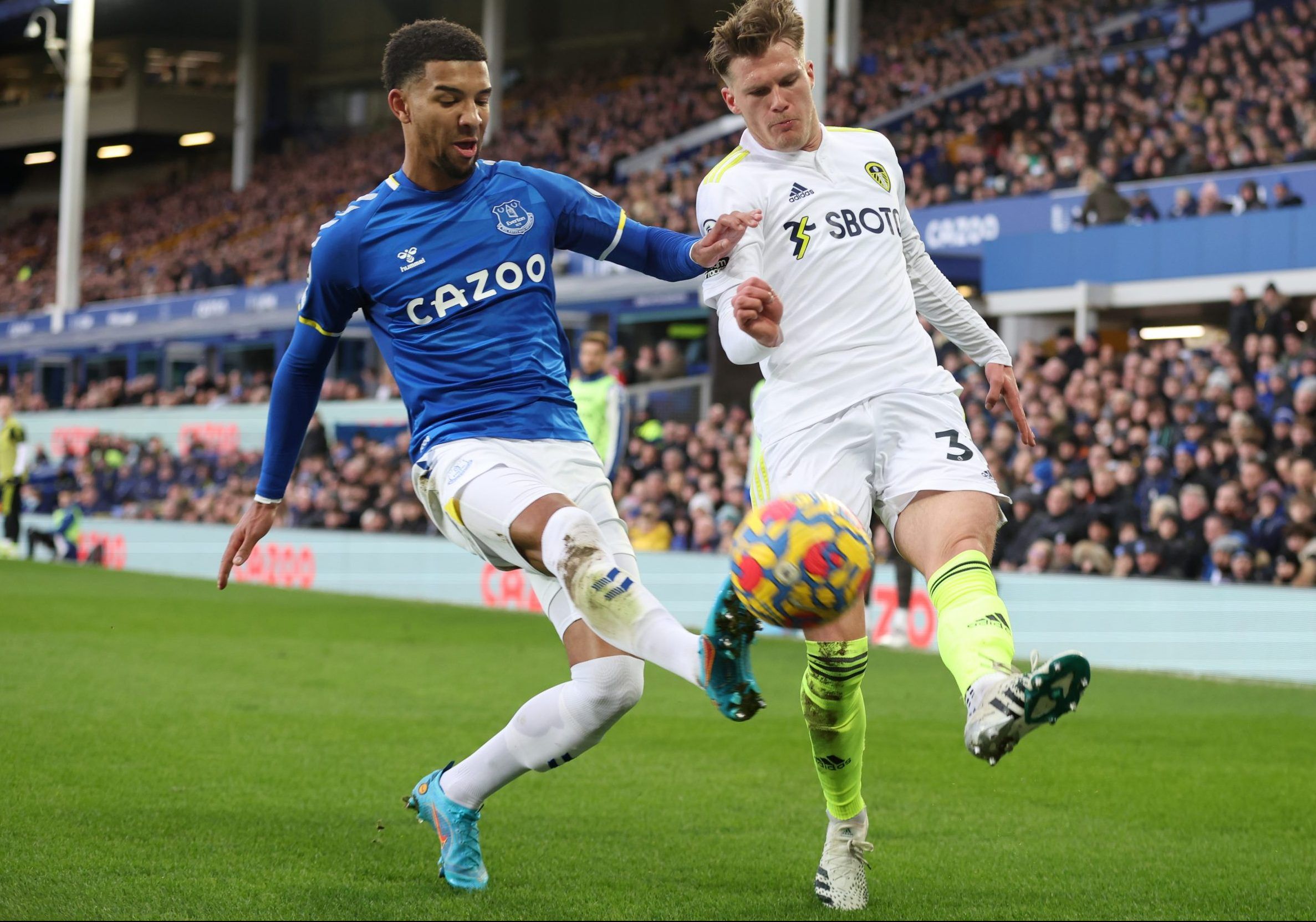  Everton's Mason Holgate in action with Leeds United's Leo Fuhr Hjelde
