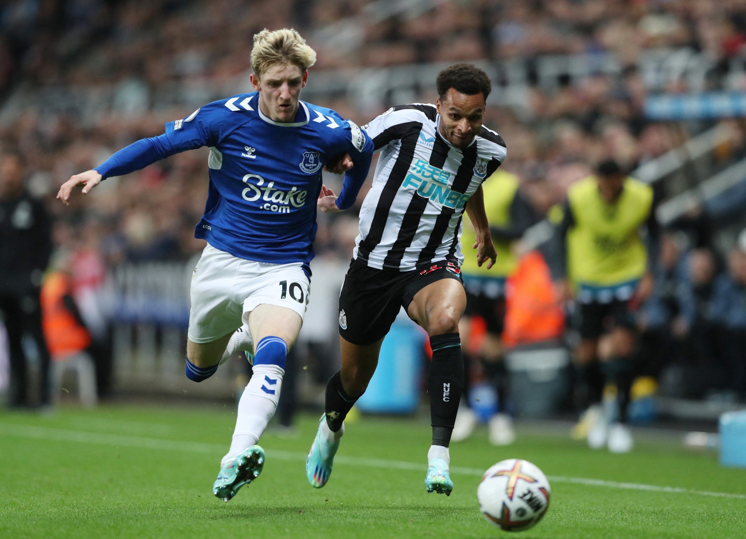 Soccer Football - Premier League - Newcastle United v Everton - St James' Park, Newcastle, Britain - October 19, 2022 Everton's Anthony Gordon in action with Newcastle United's Jacob Murphy REUTERS/Scott Heppell EDITORIAL USE ONLY. No use with unauthorized audio, video, data, fixture lists, club/league logos or 'live' services. Online in-match use limited to 75 images, no video emulation. No use in betting, games or single club /league/player publications.  Please contact your account representa