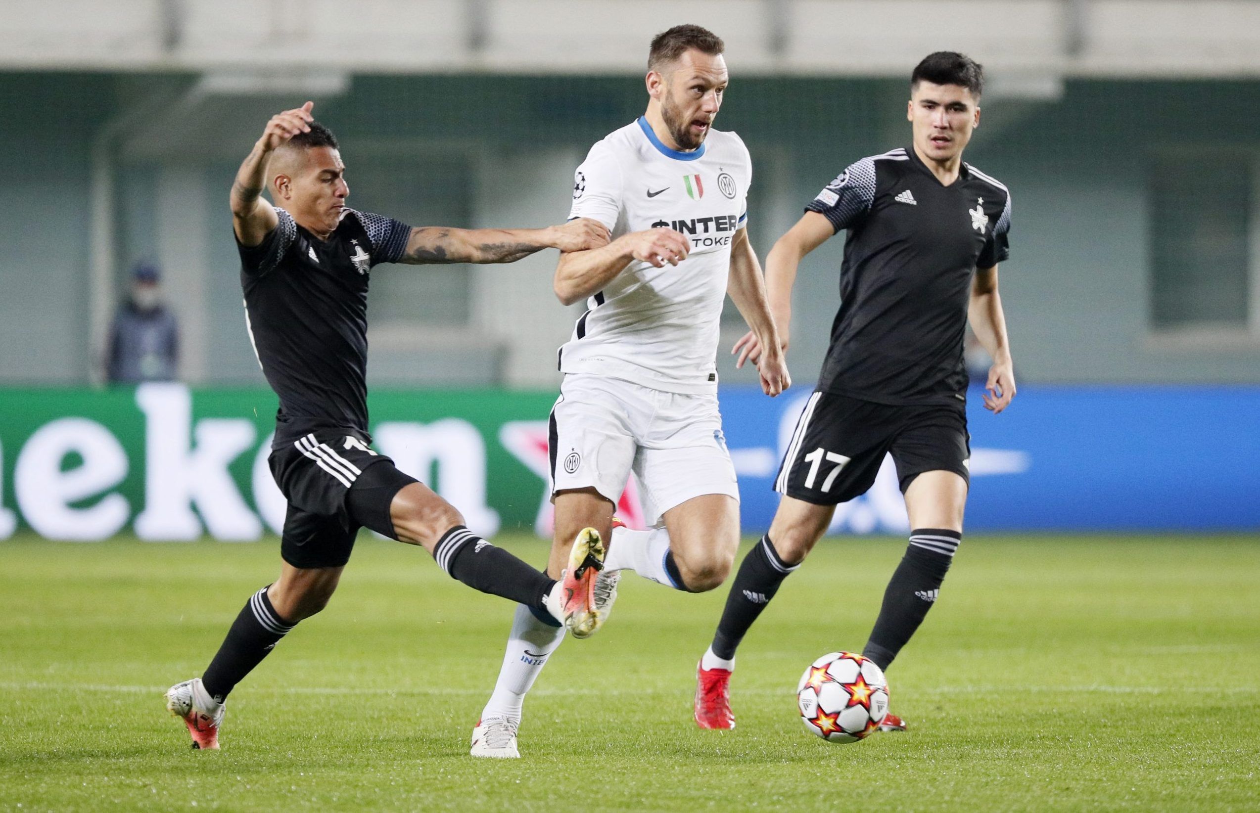 Inter Milan's Stefan de Vrij in action with Sheriff Tiraspol's Frank Castaneda
