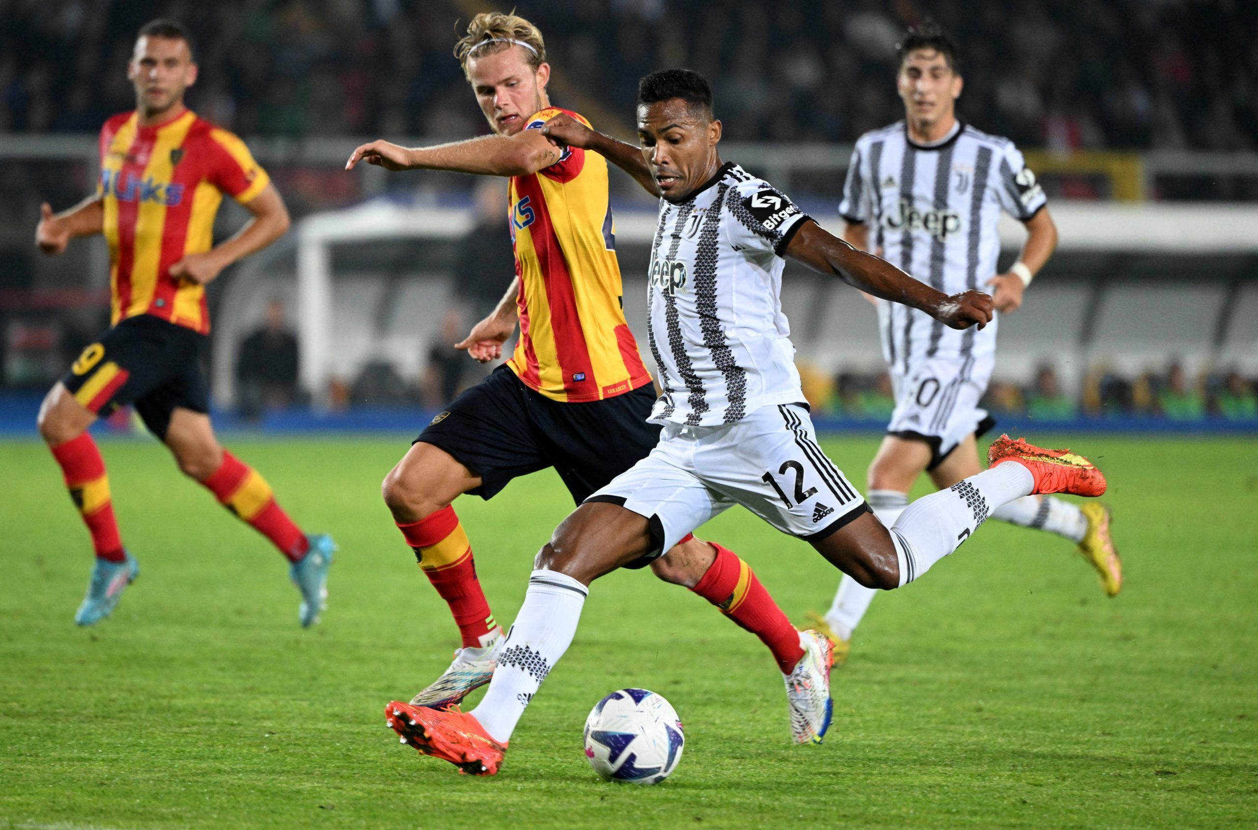 Hjulmand battles with Alex Sandro