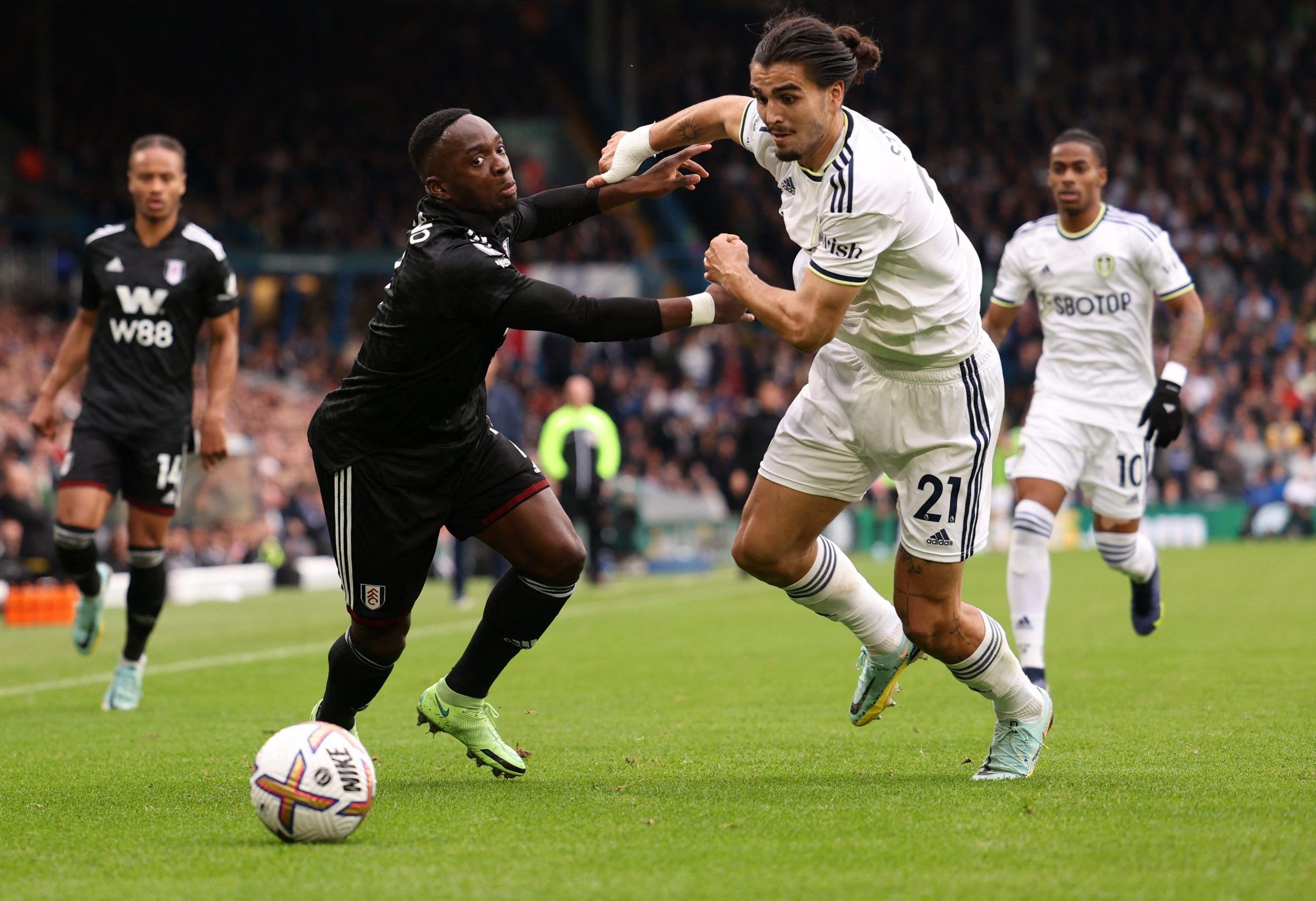 Leeds United's Pascal Struijk in action with Fulham's Neeskens Kebano