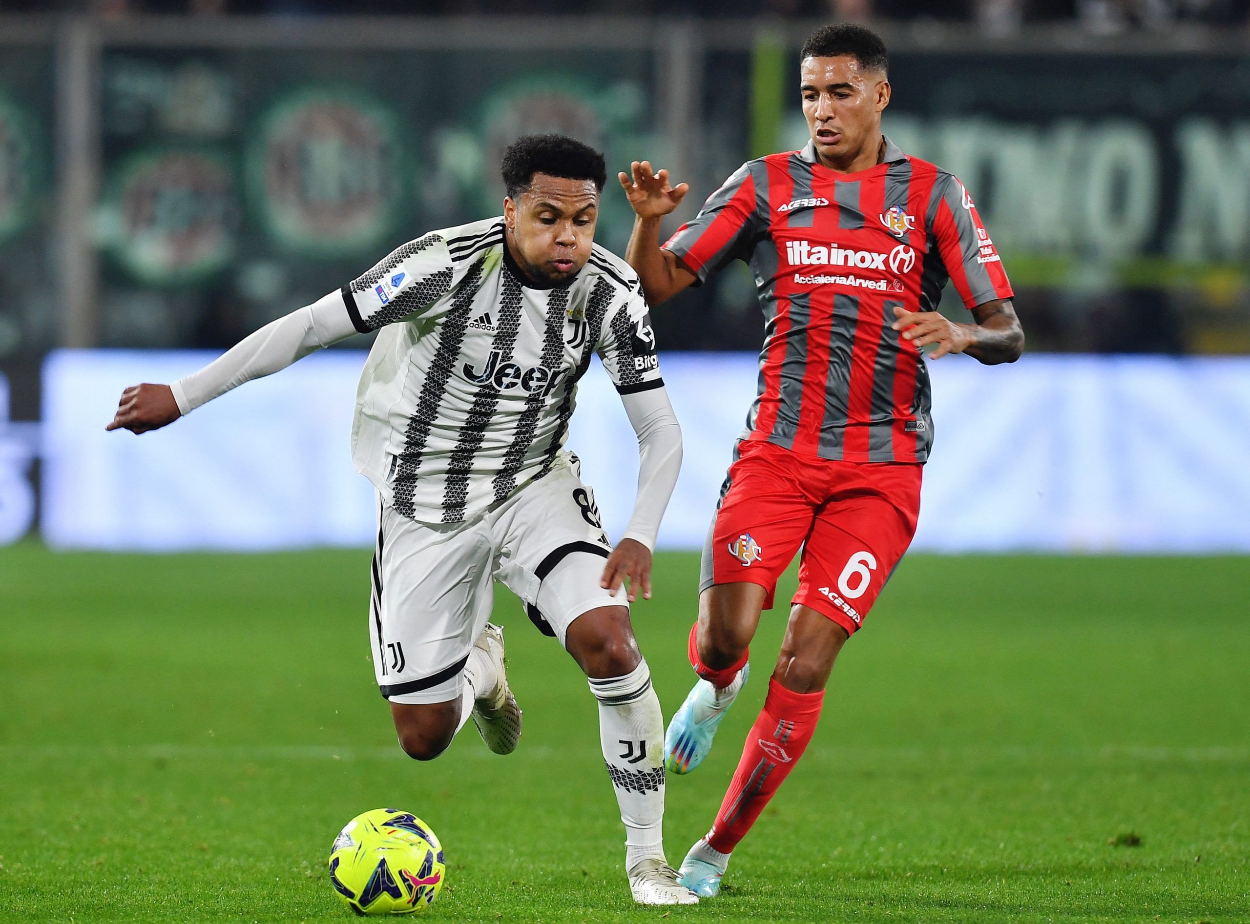 Soccer Football - Serie A - Cremonese v Juventus - Stadio Giovanni Zini, Cremona, Italy - January 4, 2023 Juventus' Weston McKennie in action with Cremonese's Charles Pickel REUTERS/Jennifer Lorenzini