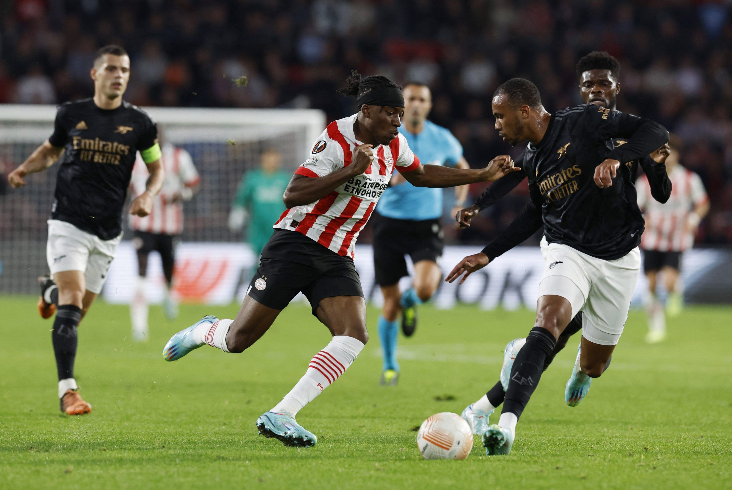Soccer Football - Europa League - Group A - PSV Eindhoven v Arsenal - Philips Stadion, Eindhoven, Netherlands - October 27, 2022  PSV Eindhoven's Noni Madueke in action with Arsenal's Gabriel and Thomas Partey REUTERS/Piroschka Van De Wouw