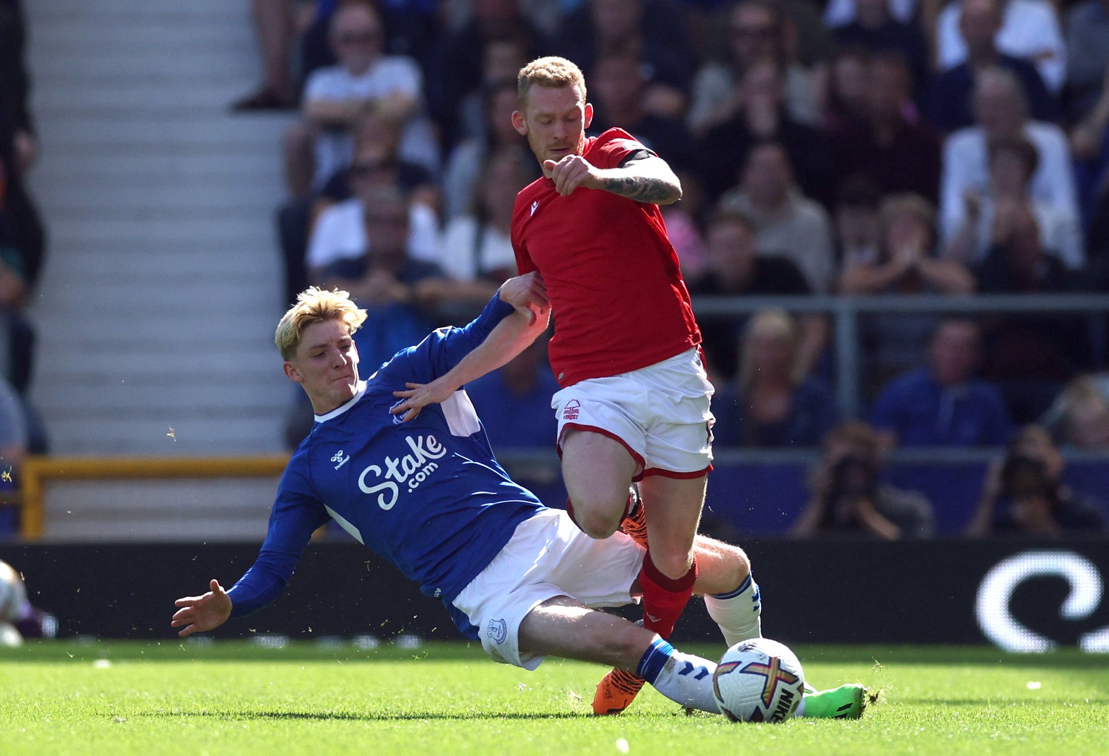 Soccer Football - Premier League - Everton v Nottingham Forest - Goodison Park, Liverpool, Britain - August 20, 2022 Everton's Anthony Gordon in action with Nottingham Forest's Lewis O'Brien Action Images via Reuters/Lee Smith EDITORIAL USE ONLY. No use with unauthorized audio, video, data, fixture lists, club/league logos or 'live' services. Online in-match use limited to 75 images, no video emulation. No use in betting, games or single club /league/player publications.  Please contact your acc