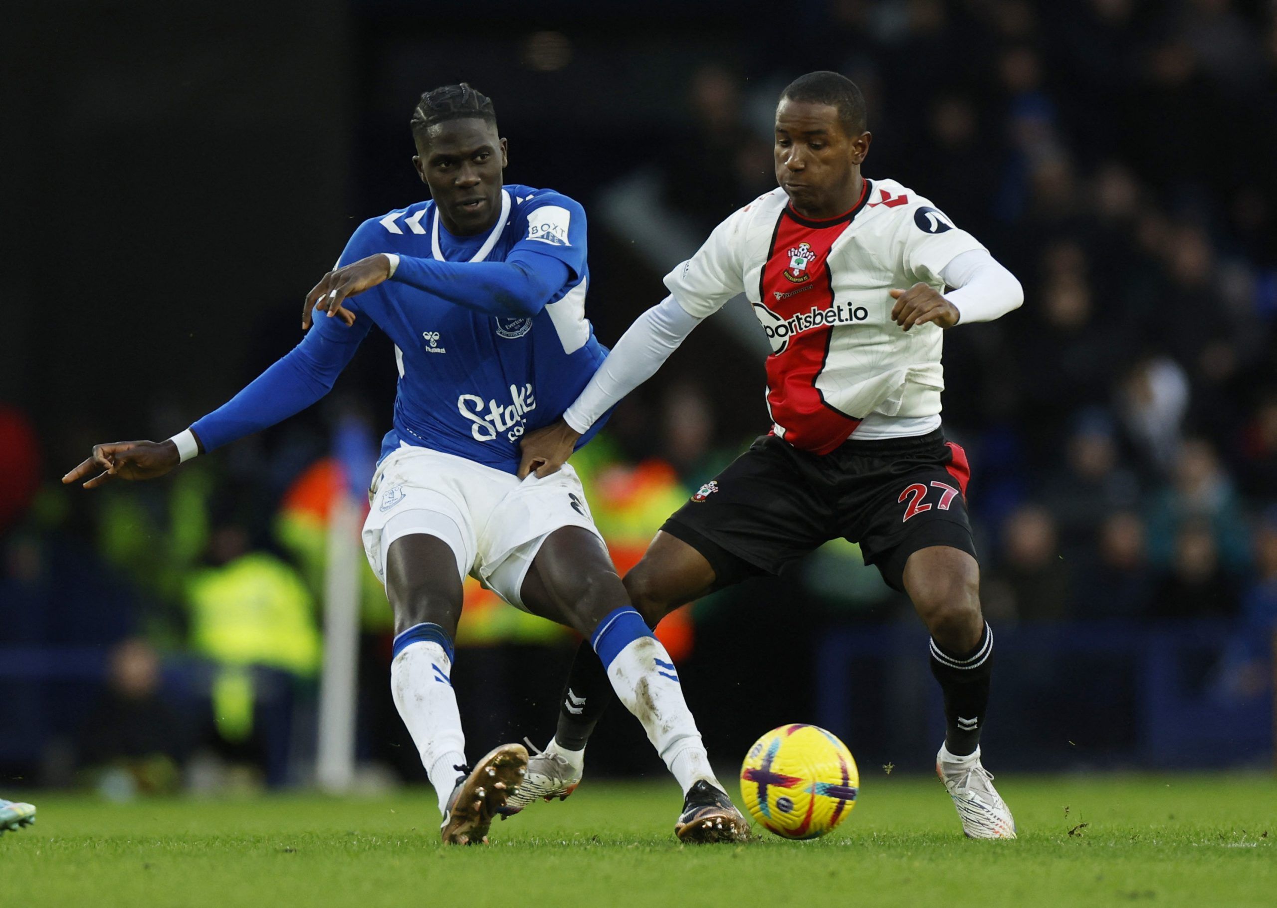 Soccer Football - Premier League - Everton v Southampton - Goodison Park, Liverpool, Britain - January 14, 2023 Everton's Amadou Onana in action with Southampton's Ibrahima Diallo Action Images via Reuters/Jason Cairnduff EDITORIAL USE ONLY. No use with unauthorized audio, video, data, fixture lists, club/league logos or 'live' services. Online in-match use limited to 75 images, no video emulation. No use in betting, games or single club /league/player publications.  Please contact your account 