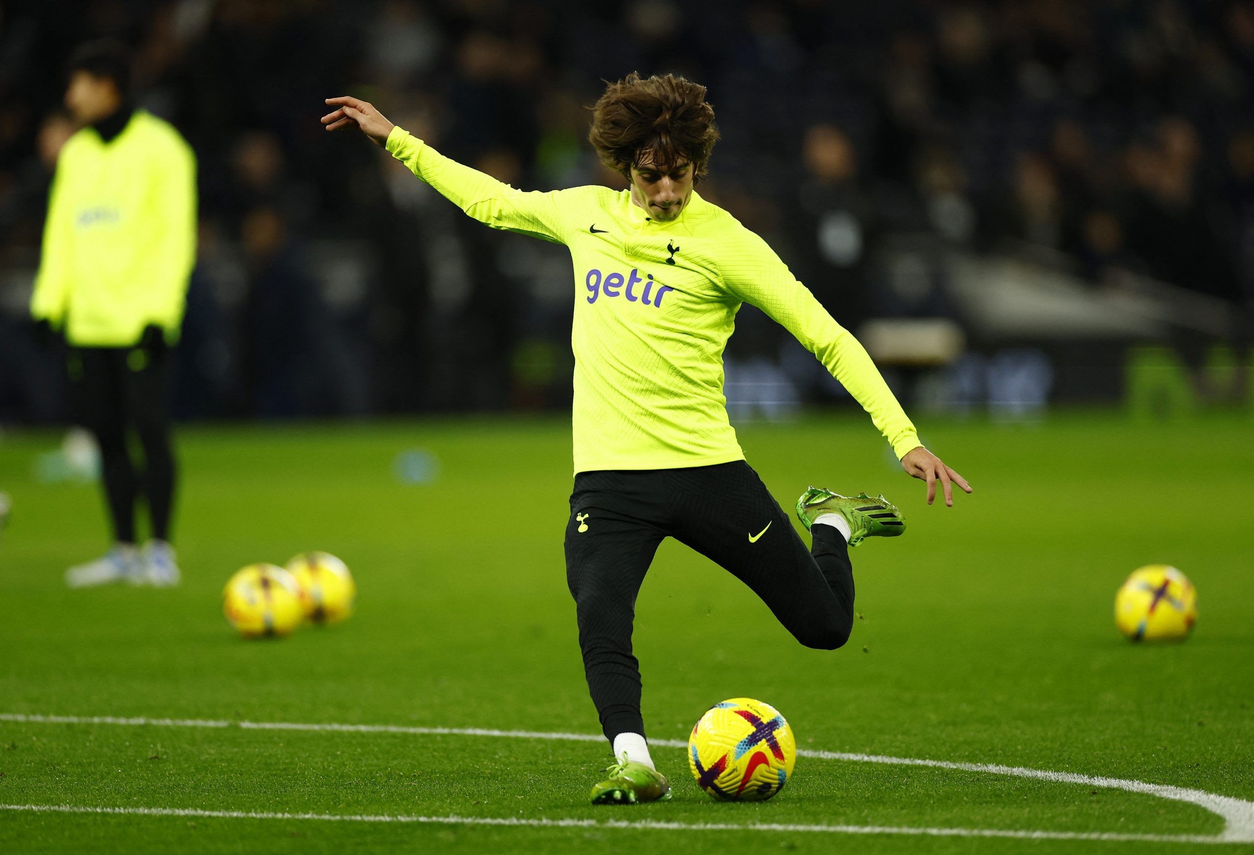 Tottenham Hotspur's Bryan Gil during the warm up before the match vs Nice
