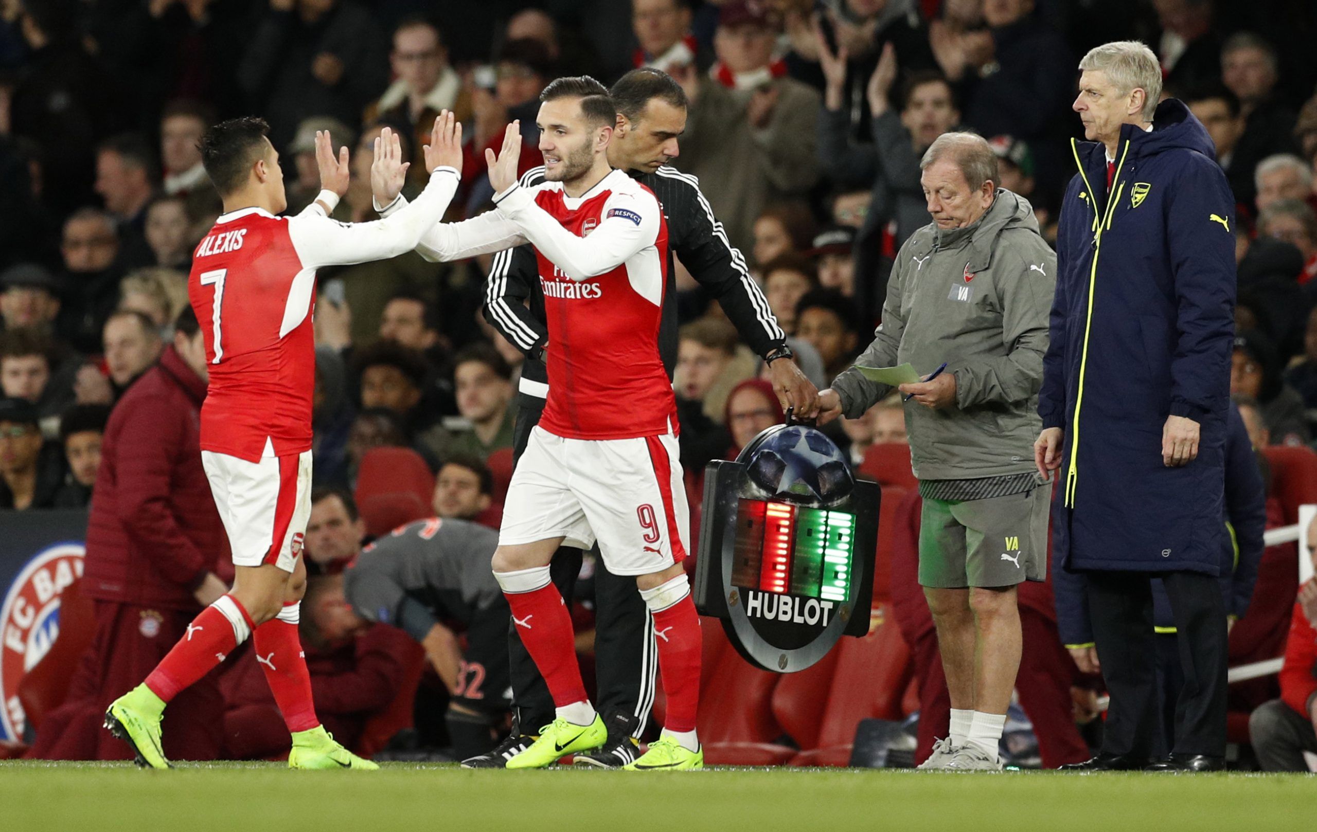 Britain Football Soccer - Arsenal v Bayern Munich - UEFA Champions League Round of 16 Second Leg - Emirates Stadium, London, England - 7/3/17 Arsenal's Lucas Perez comes on as a substitute to replace Alexis Sanchez as manager Arsene Wenger looks on  Action Images via Reuters / John Sibley Livepic