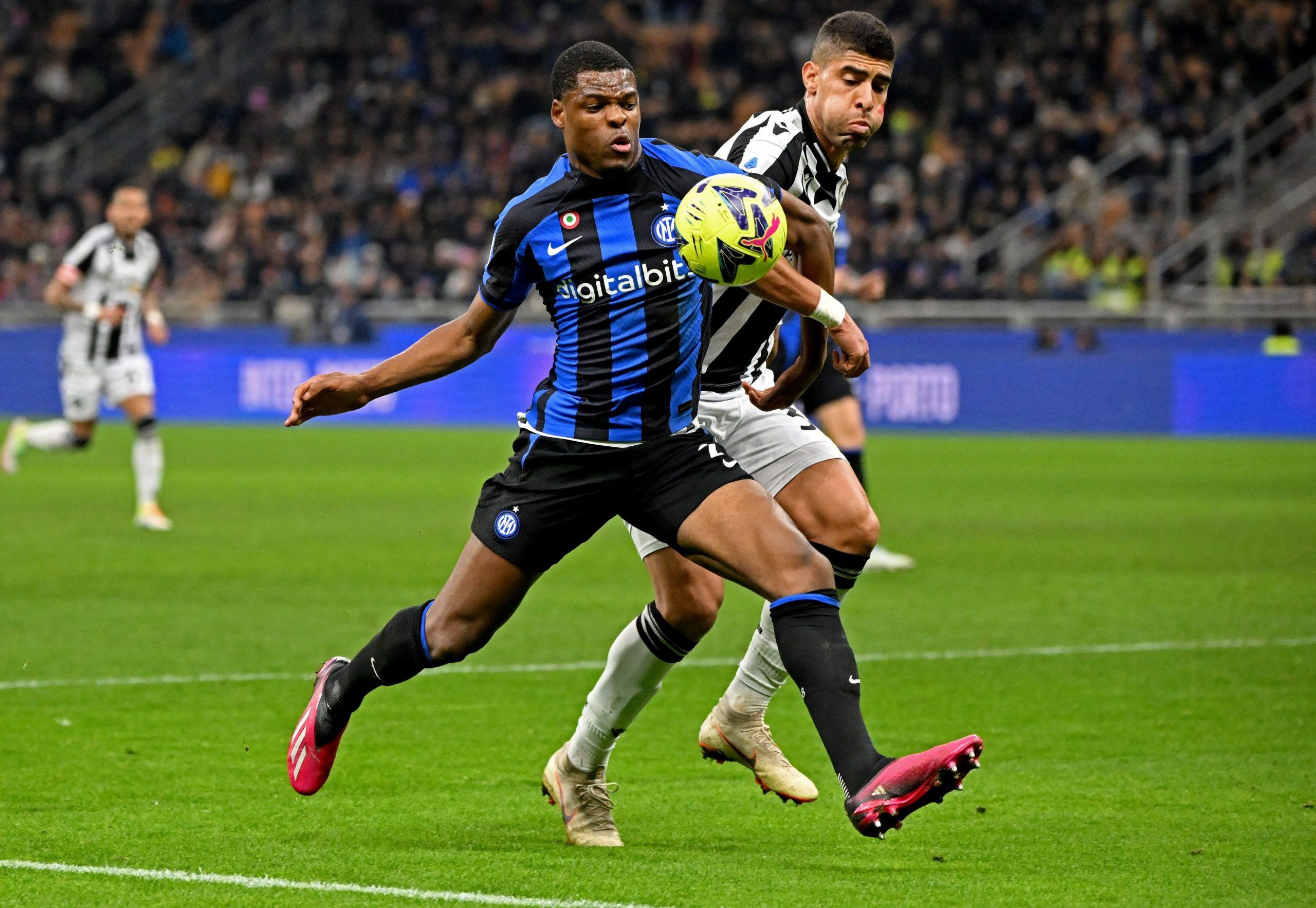 Soccer Football - Serie A - Inter Milan v Udinese - San Siro, Milan, Italy - February 18, 2023 Inter Milan's Denzel Dumfries in action with Udinese's Adam Masina REUTERS/Alberto Lingria