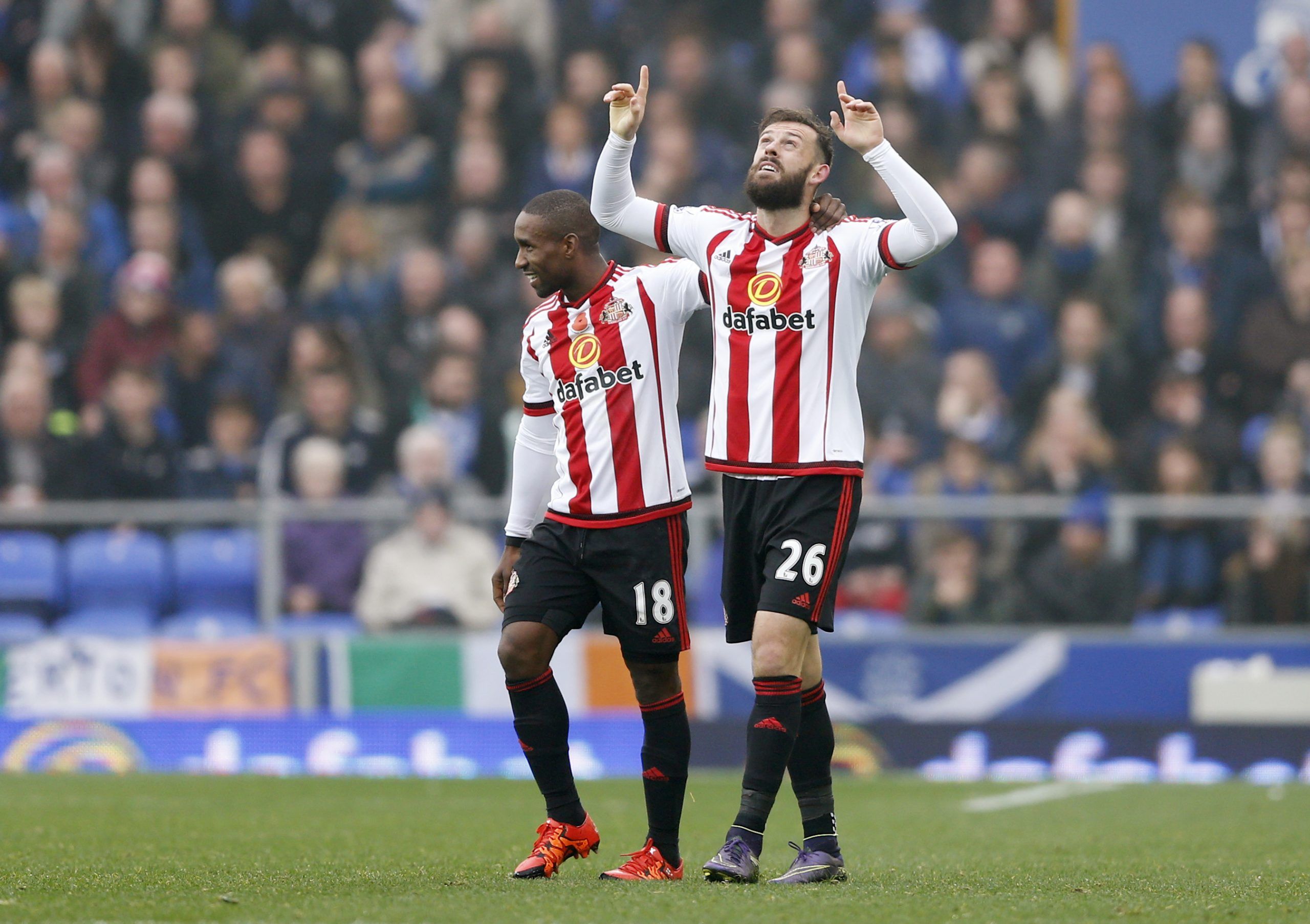 Football - Everton v Sunderland - Barclays Premier League - Goodison Park - 1/11/15 
Steven Fletcher celebrates with Jermain Defoe after scoring the second goal for Sunderland 
Action Images via Reuters / Carl Recine 
Livepic 
EDITORIAL USE ONLY. No use with unauthorized audio, video, data, fixture lists, club/league logos or 