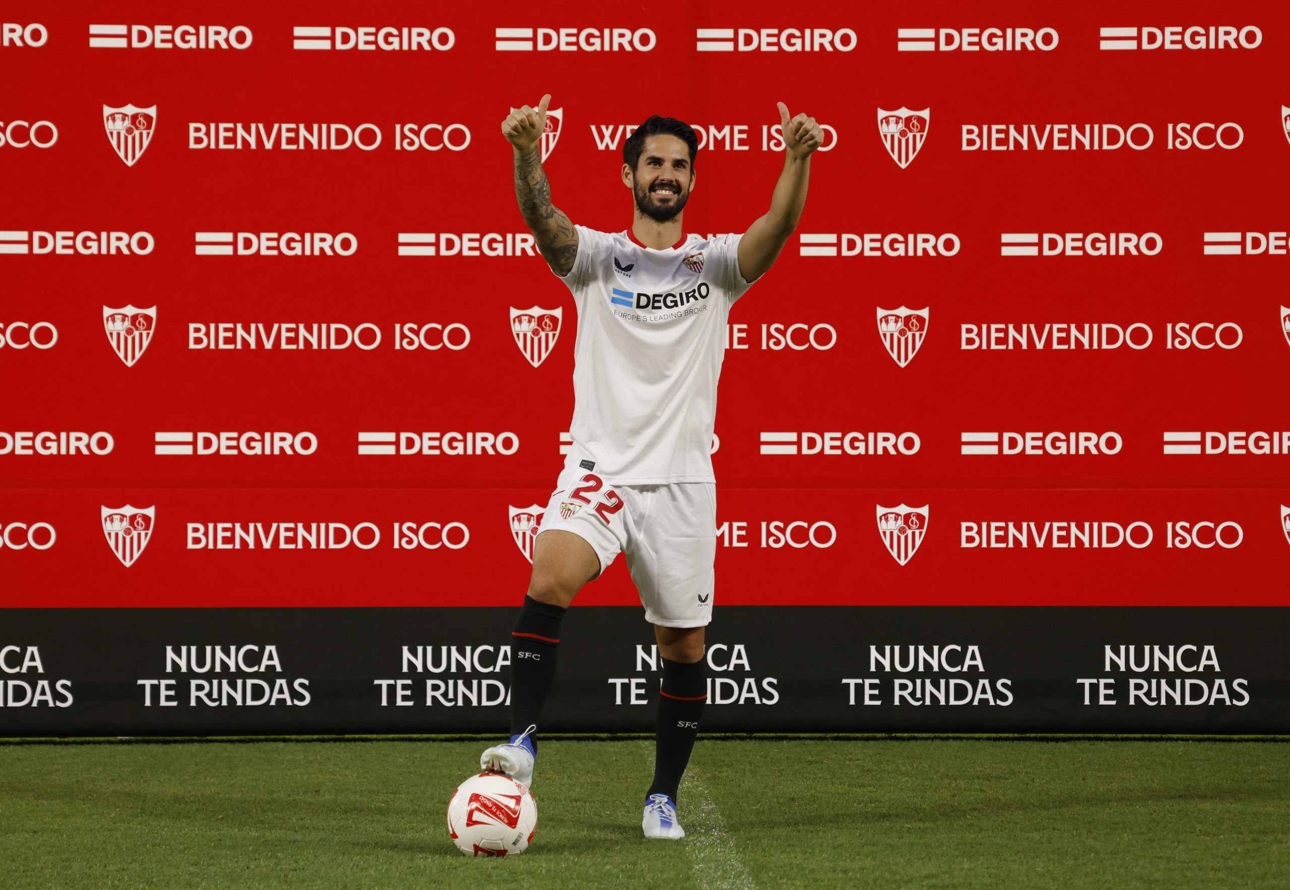 Soccer Football - Sevilla unveil Isco - Ramon Sanchez Pizjuan, Seville, Spain - 10 August, 2022 Sevilla's new signing Isco during his presentation REUTERS/Marcelo Del Pozo